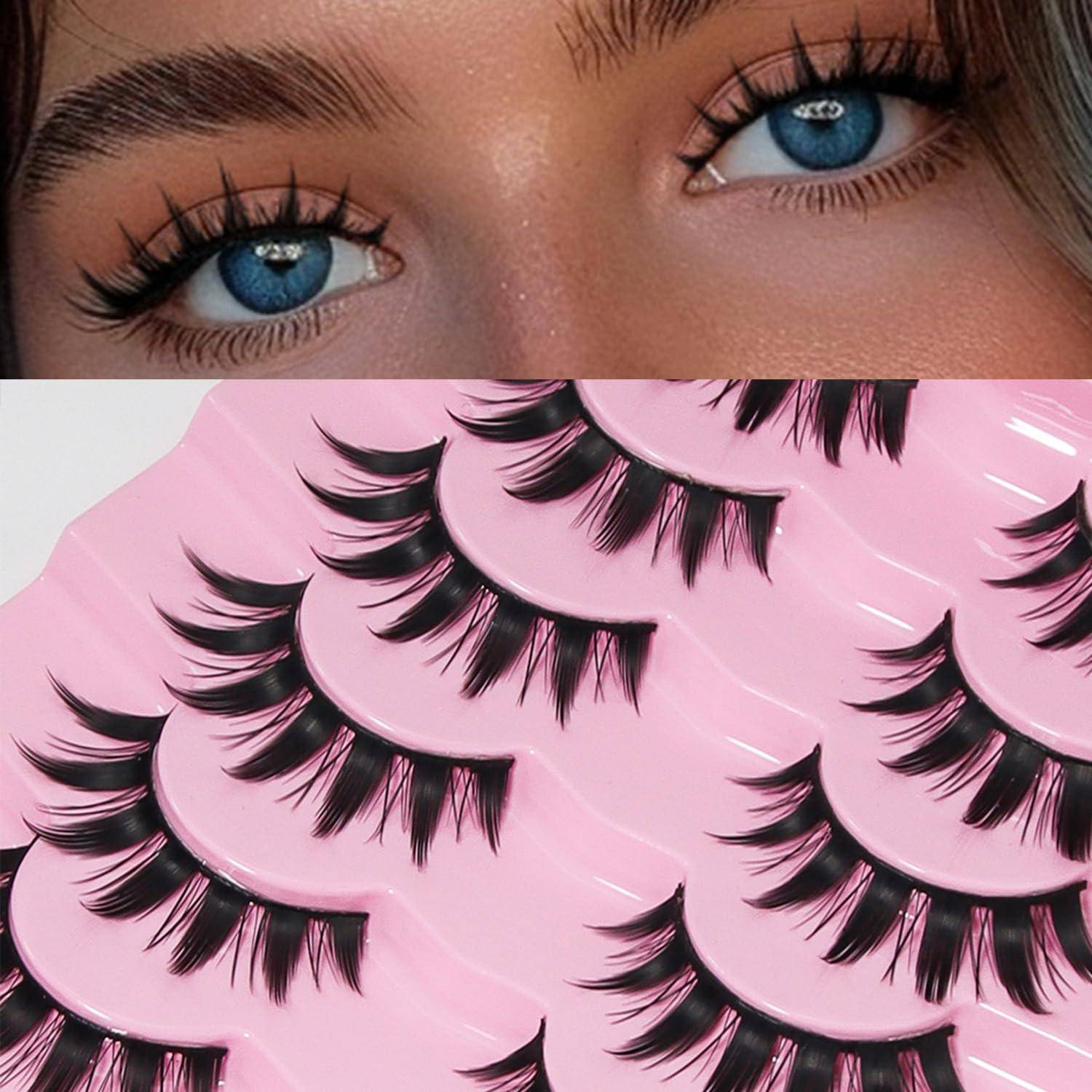Nahaufnahme von blauen Augen mit langen Wimpern über einer Auslage von künstlichen Wimpernstreifen in rosa Verpackung.