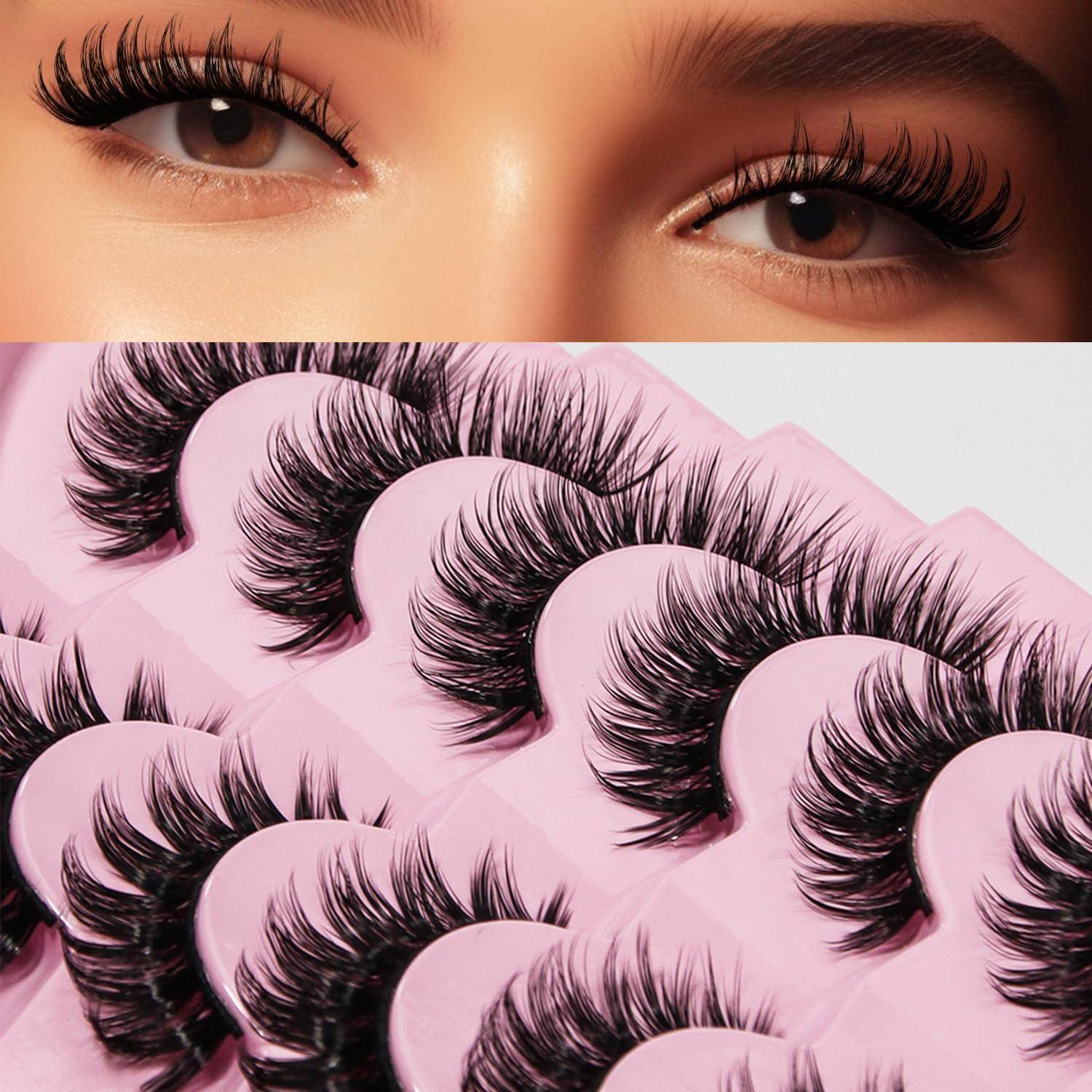 Nahaufnahme von Augen mit langen Wimpern über mehreren Paaren von künstlichen Wimpernstreifen auf rosa Untergrund