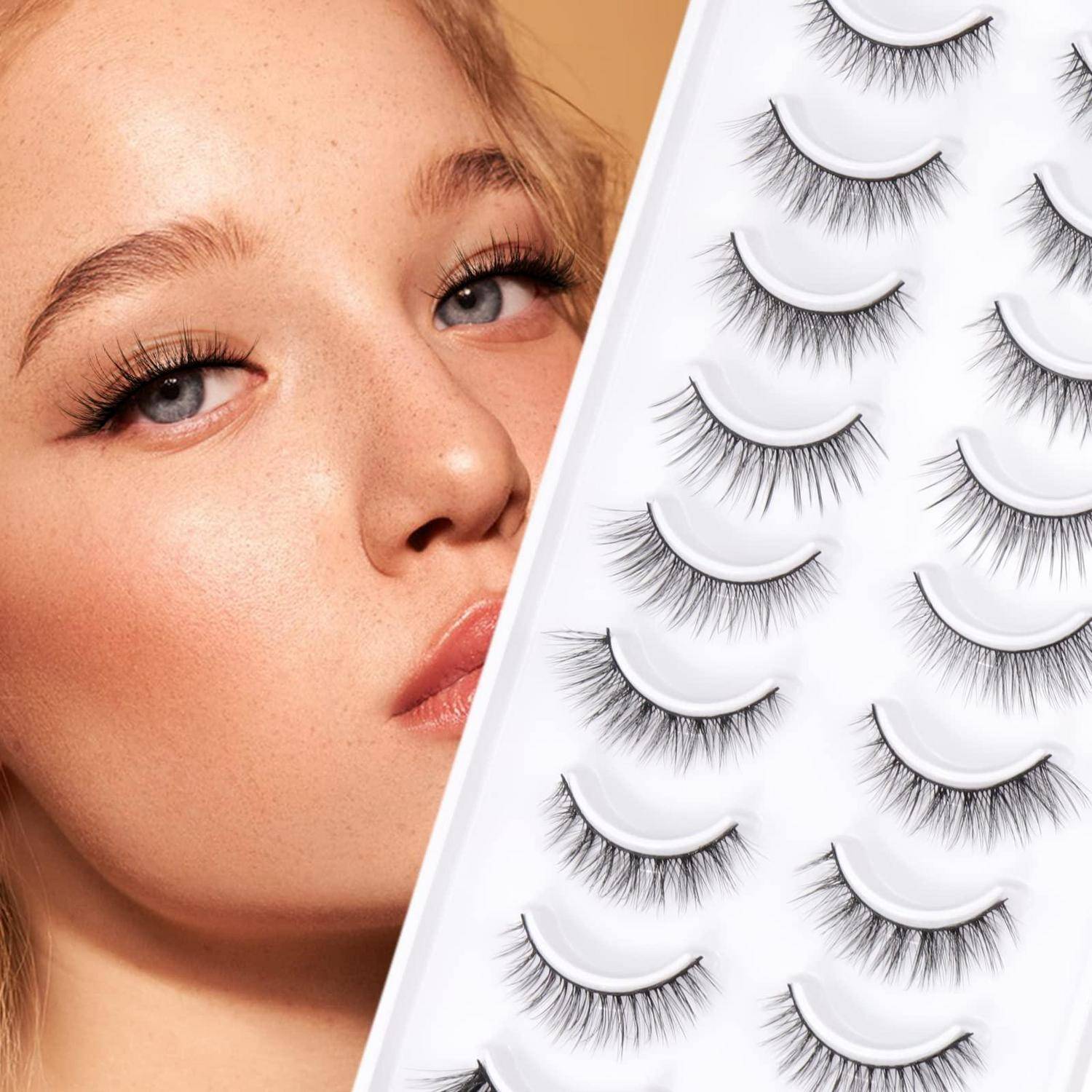 Nahaufnahme eines Frauengesichts neben einer Auswahl von künstlichen Wimpern auf weißem Hintergrund, was auf Wimpernverlängerungen oder eine Schönheitsprodukt-Werbung hindeutet.