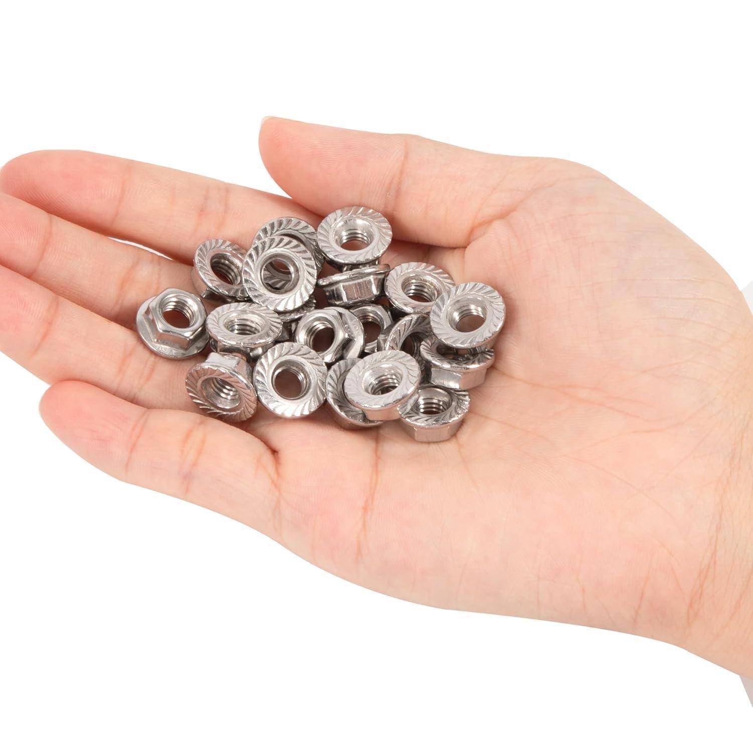 Eine Hand, die einen Haufen kleiner silberner Metallmuttern auf weißem Hintergrund hält.