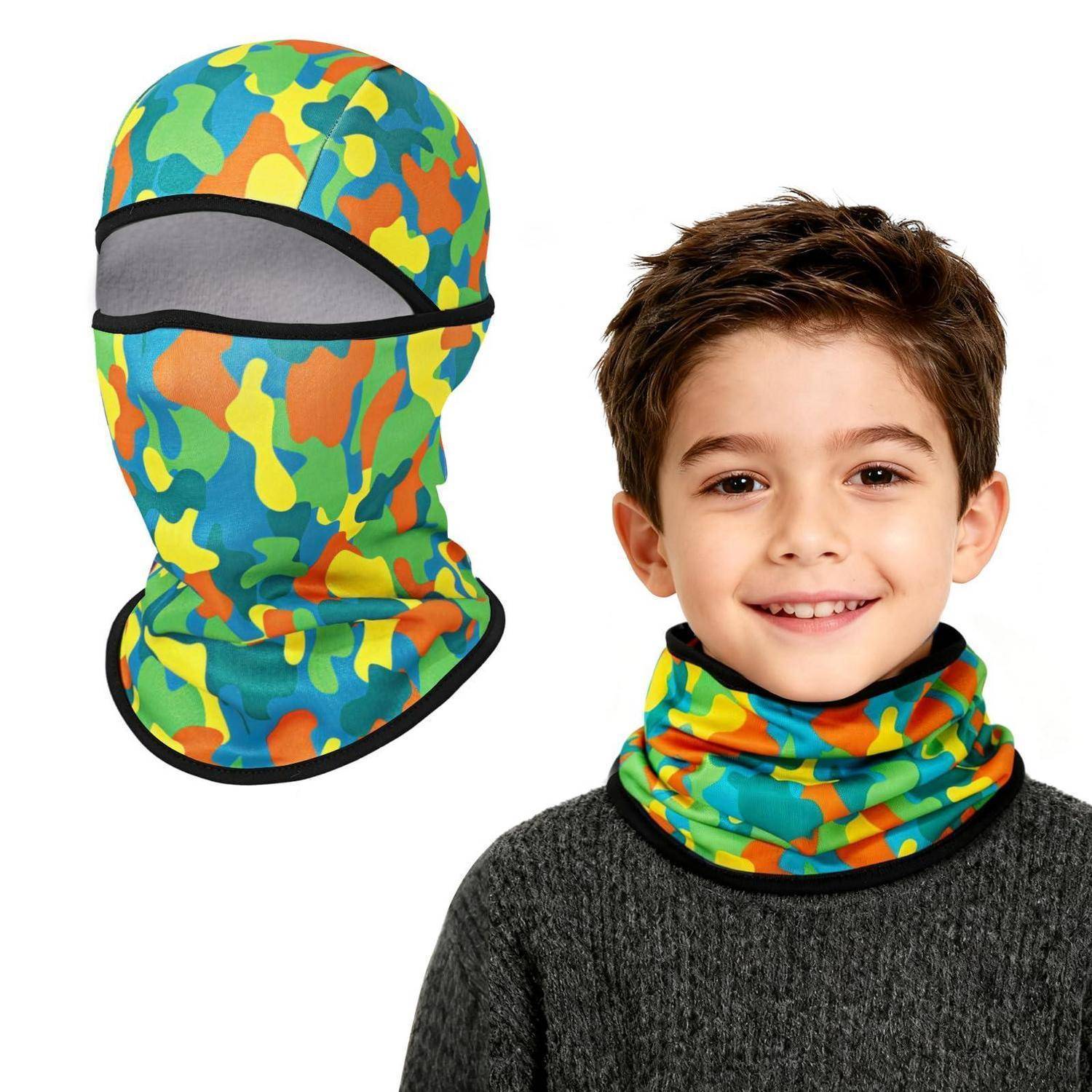 Kind, das ein farbiges Camouflage-Sturmhaube und Halswärmer modelliert, zeigt die Gesichtsöffnung und wie die Halswärmung beim Tragen passt.
