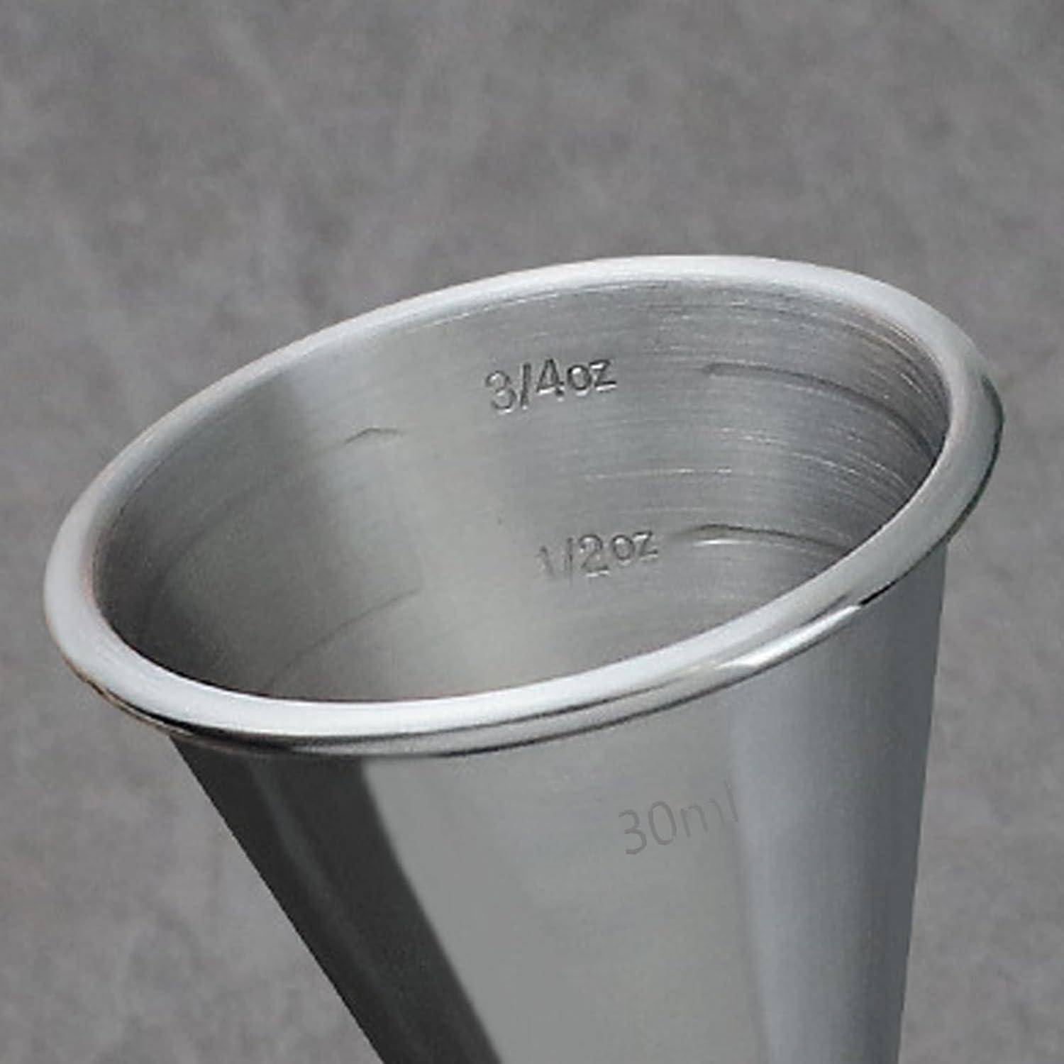 Edelstahl-Messbecherglas mit geprägten Markierungen für 3/4 oz, 1/2 oz und 30 ml auf grauem Hintergrund.