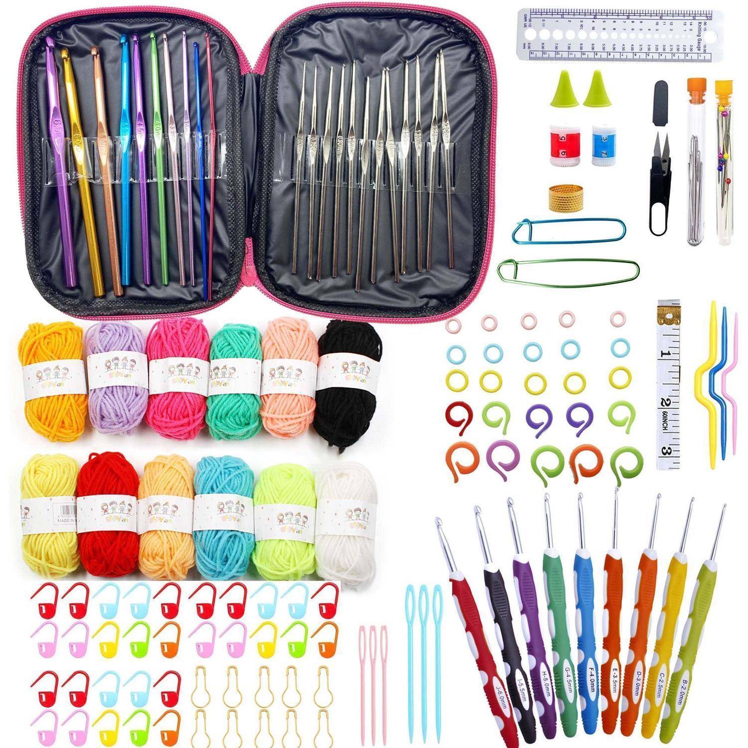 Anfänger-Set für Häkeln und Stricken mit Hakenetui, Häkelhaken, Wollknäuel, Maschenmarkierer, Schere, Stricknadeln, Lineal und Zubehör auf weißem Hintergrund.