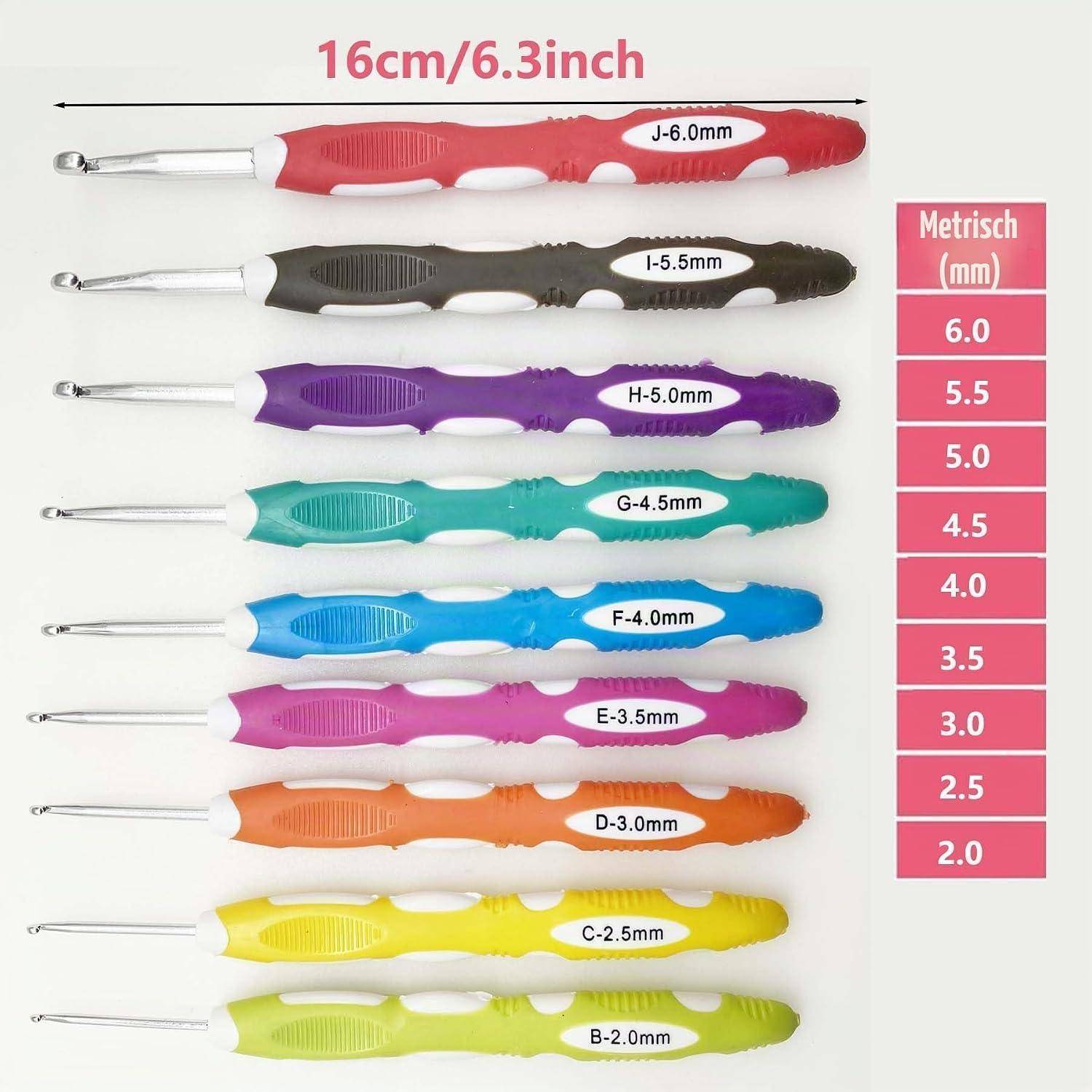 Bild von neun Häkelnadeln in verschiedenen Farben, beschriftet nach metrischer Größe von 2,0 mm bis 6,0 mm, mit einer Länge von 16 cm/6,3 Zoll gezeigt.