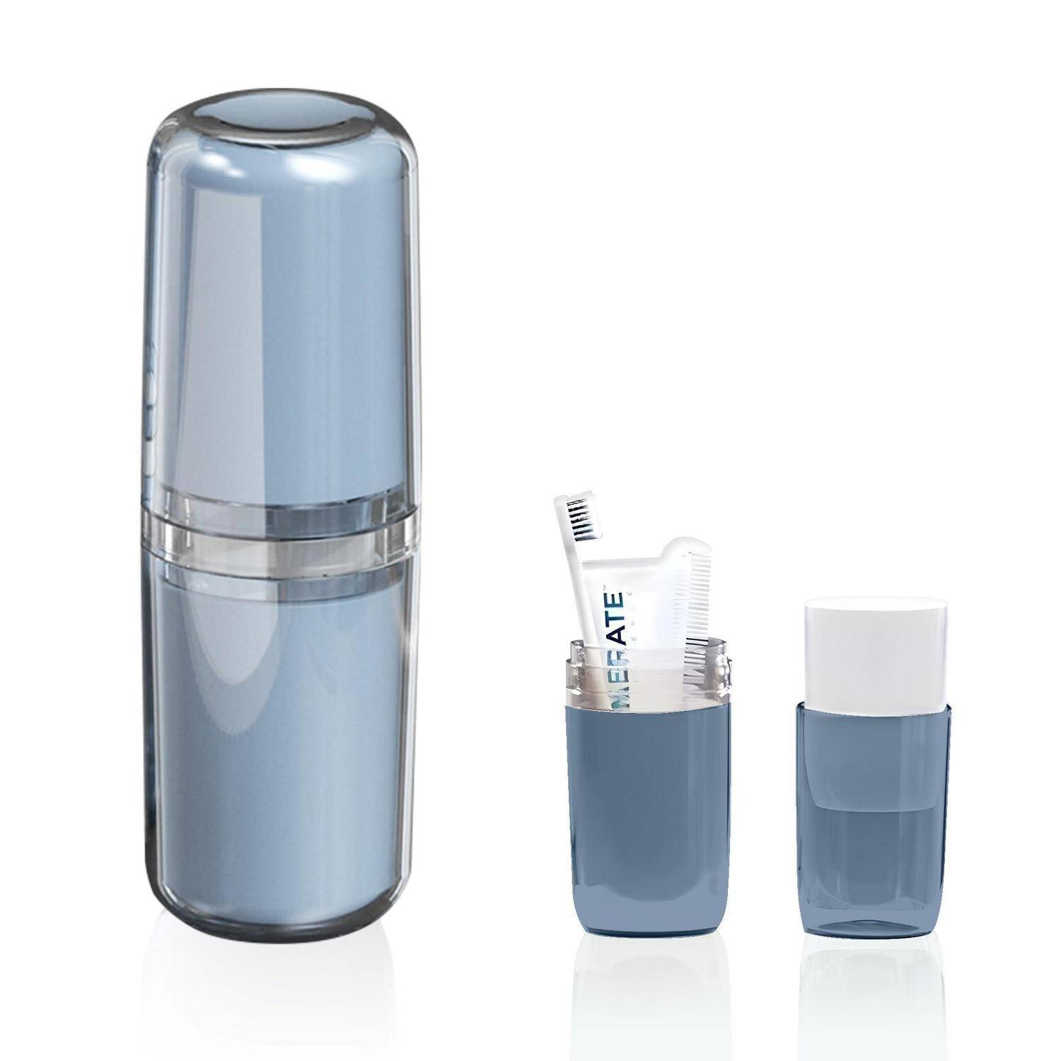 Satz blauer Reisekosmetikbehälter: eine hohe gerundete Flasche, eine offene Tasse mit Zahnbürste und Zahnpasta sowie eine kleine verschlossene Flasche auf weißem Hintergrund.