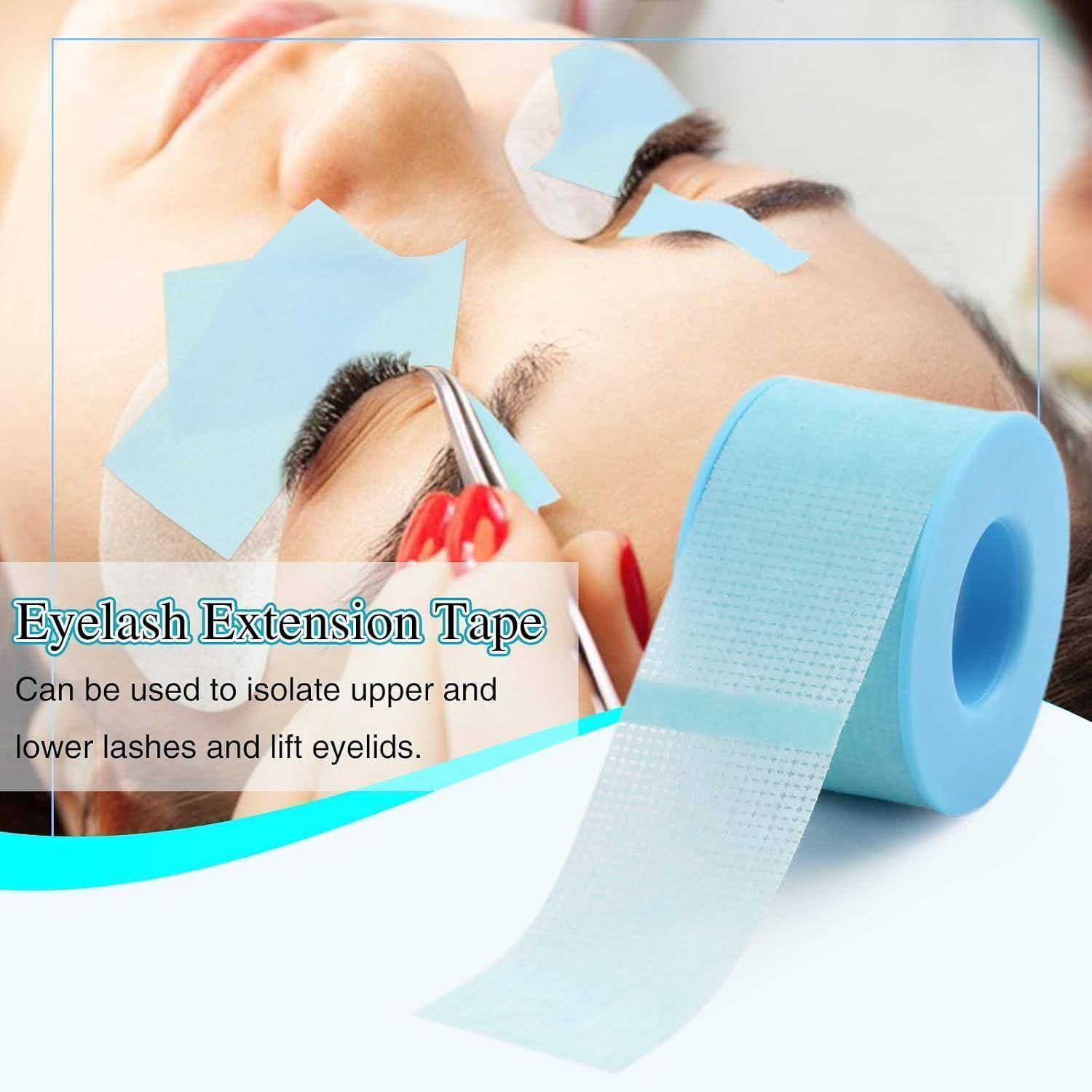 Wimpernverlängerungsklebeband zur Isolierung der oberen und unteren Wimpern und zum Anheben der Augenlider, dargestellt mit einer Rolle blaues Klebeband in einer Nahaufnahme eines Frauenauges.