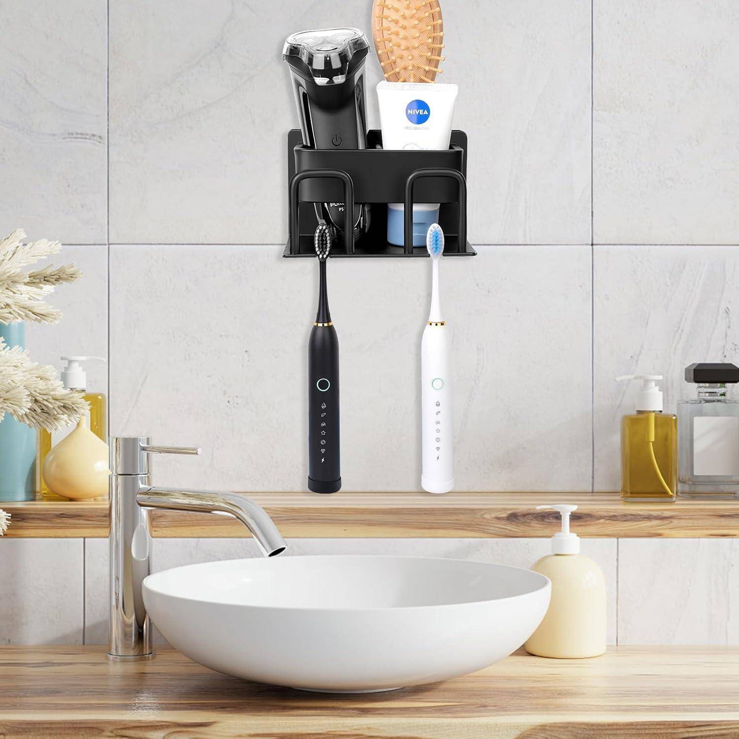 Badezimmerspüle mit wandmontiertem Organizer, der elektrische Zahnbürsten, einen Rasierer, Zahnpasta und eine Haarbürste über einem weißen Becken und einer Armatur hält.