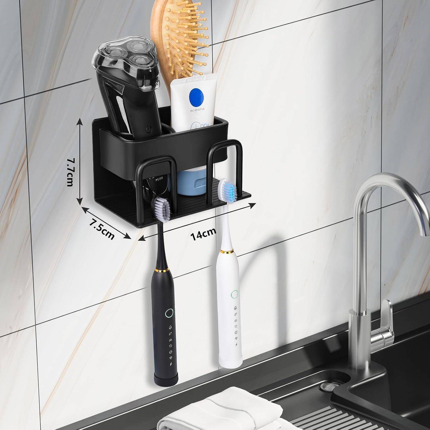 An der Wand montierter schwarzer Badezimmerorganizer, der einen elektrischen Rasierer, Zahnbürsten, Zahnpasta und einen Kamm über einem Waschbecken hält; mit den Maßen 14 cm breit, 7,5 cm tief, 7,7 cm hoch.