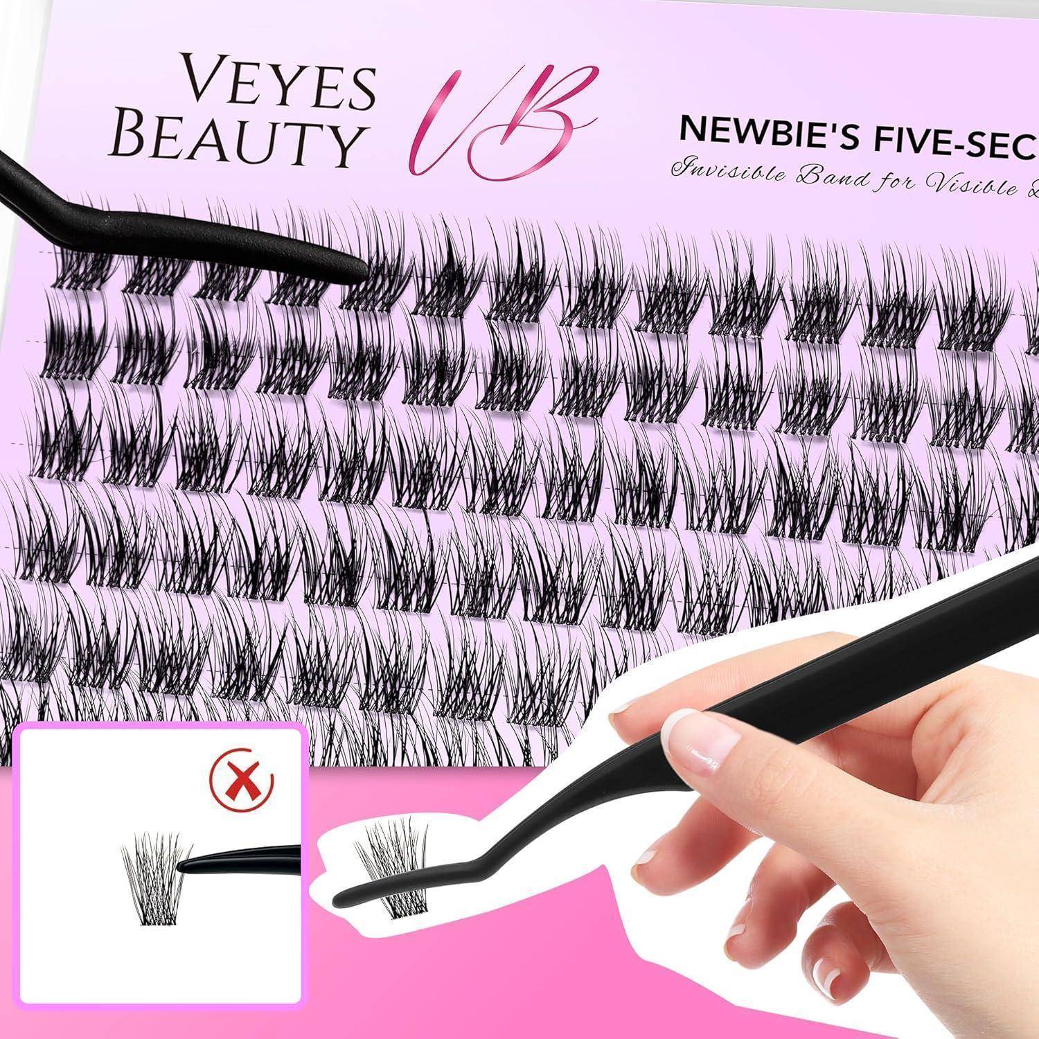 Nahaufnahme von Veyes Beauty-Wimpernverlängerungen auf einer rosa Verpackung, mit einer Pinzette, die einen Wimpernstreifen hebt, und Text, der „NEWBIE'S FIVE-SEC