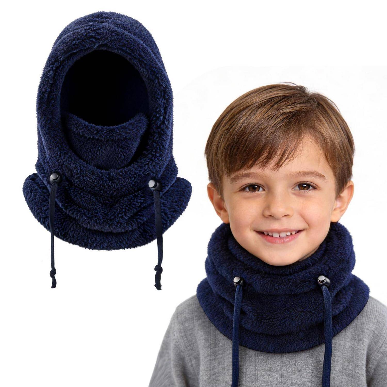 Junge, der einen dunkelblau gefärbten Fleece-Sturmhaube-Halswärmer trägt, mit einem entsprechenden Produktbild aus der Vorderansicht neben ihm auf weißem Hintergrund.