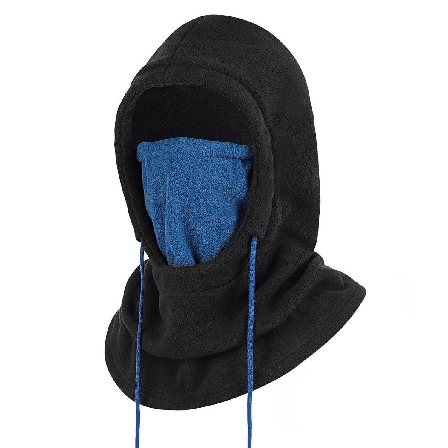 Schwarze Winterbalaclava mit blauem Gesichtsfeld und Zugschnüren, die Kopf und Nacken gegen kaltes Wetter schützt.