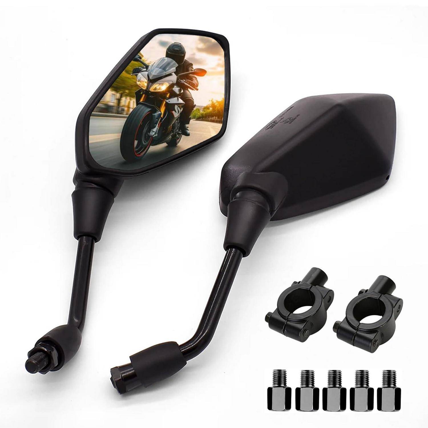 Motorrad-Rückspiegelsatz mit zwei schwarzen Spiegeln, zwei Lenkerstangen-Klemmvorrichtungen und fünf Montageschrauben auf weißem Hintergrund; ein Spiegel zeigt die Spiegelung eines Fahrers auf einem Sportmotorrad.