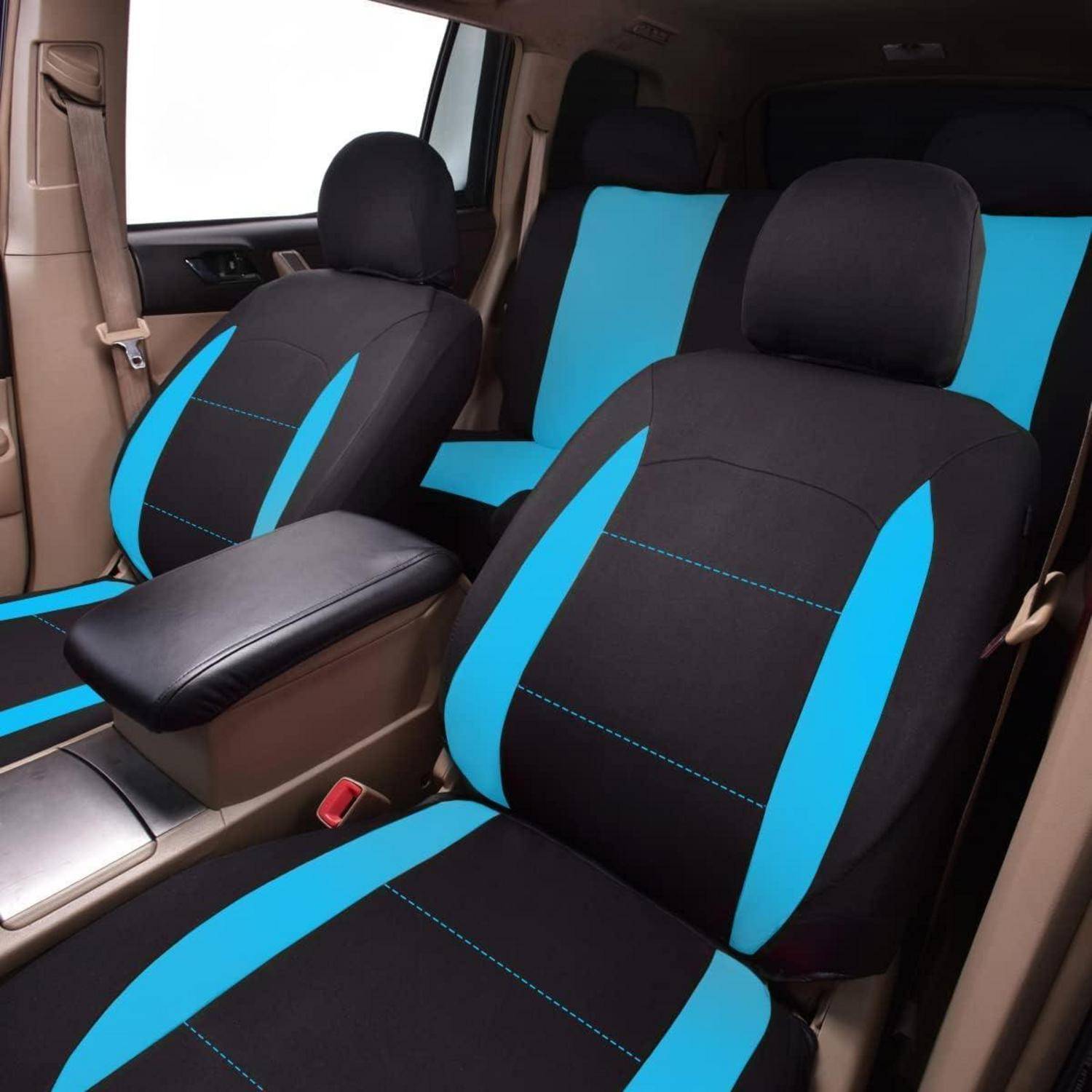 Autoinnenraum mit schwarzen und blauen Sitzbezügen auf den Vorder- und Rückersitzen, der einen installierten passenden Satz im Fahrzeug zeigt.