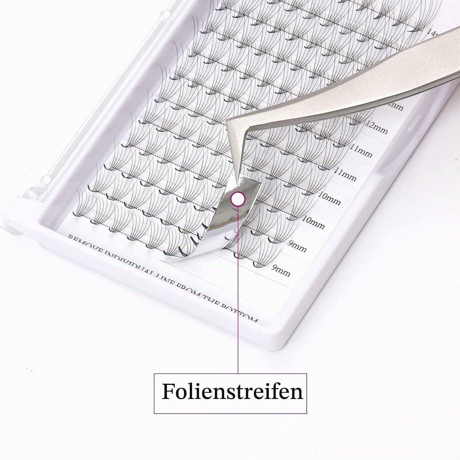 Eine Pinzette hebt einen Wimpernstreifen von einem Tablett mit der Aufschrift „Folienstreifen
