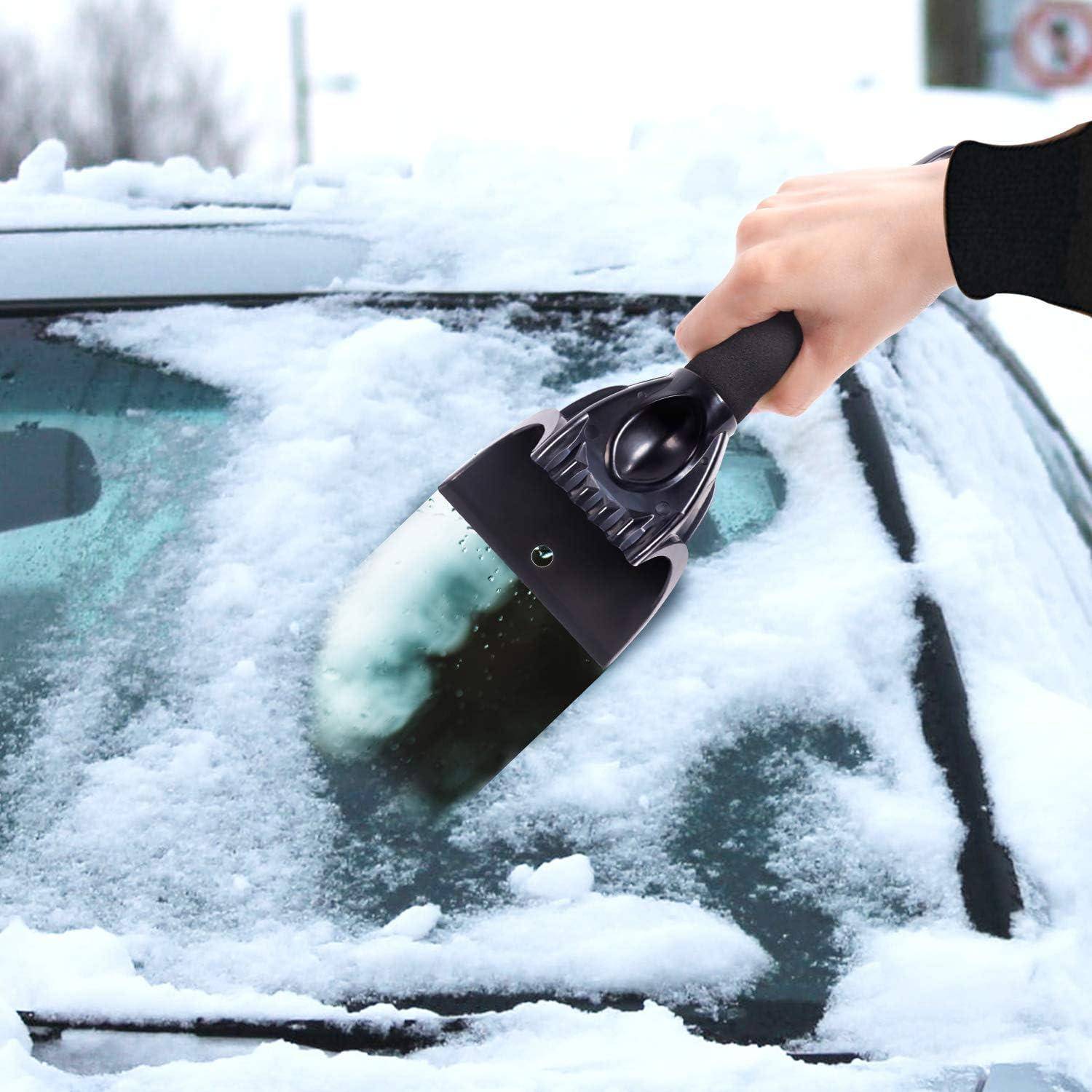 Mit einem schwarzen Eiskratzer von Hand Schnee und Eis von einer Autowindschutzscheibe abkratzen.