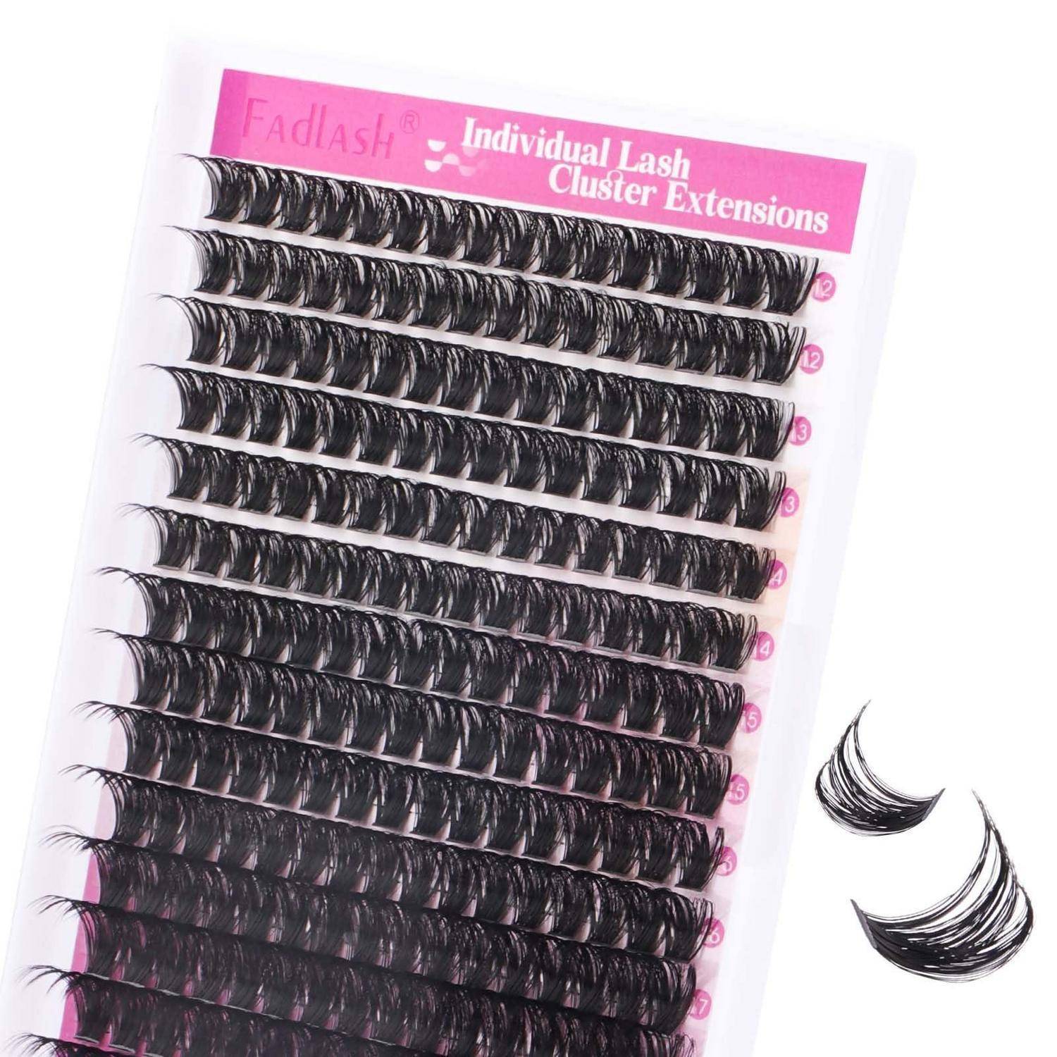 Packung schwarzer einzelner Wimpernbüschel-Extensions auf einer rosa Rückseite mit der Beschriftung „Individual Lash Cluster Extensions