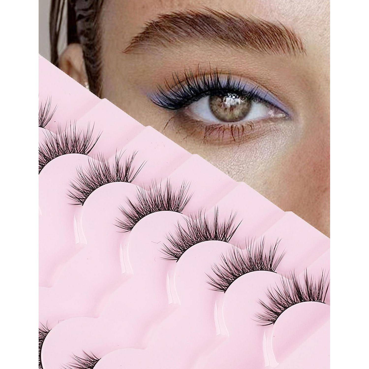 Nahaufnahme einer Frau, die lange künstliche Wimpern trägt, mit mehreren rosa Wimpernpaletten, die diagonal über das Bild verteilt sind.
