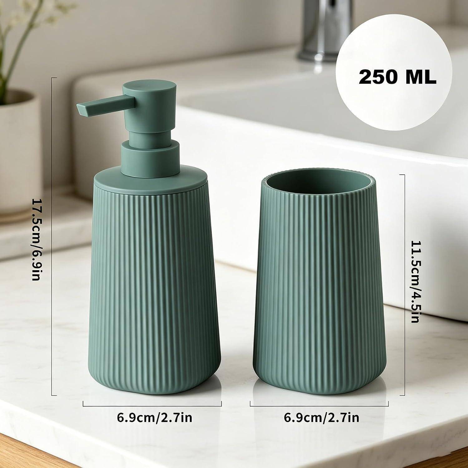 Zwei grüne gerippte Badezimmer-Spender nebeneinander gezeigt, einer mit Pumpenkopf, mit 250 ml gekennzeichnet; Abmessungen angegeben als 17,5 cm hoch und 11,5 cm hoch, beide 6,9 cm breit.