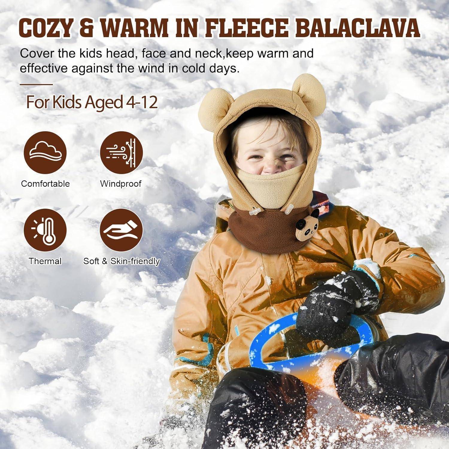 Kind in beiger Fleece-Sturmhaube und Wintermantel, das im Schnee spielt; Anzeigentext sagt „GEMÜTLICH & WARM IN FLEECE-STURMHAUBE" für Kinder im Alter von 4-12 Jahren, mit Hervorhebung von komfortabler, winddichter, thermischer, weicher Schutzwirkung.