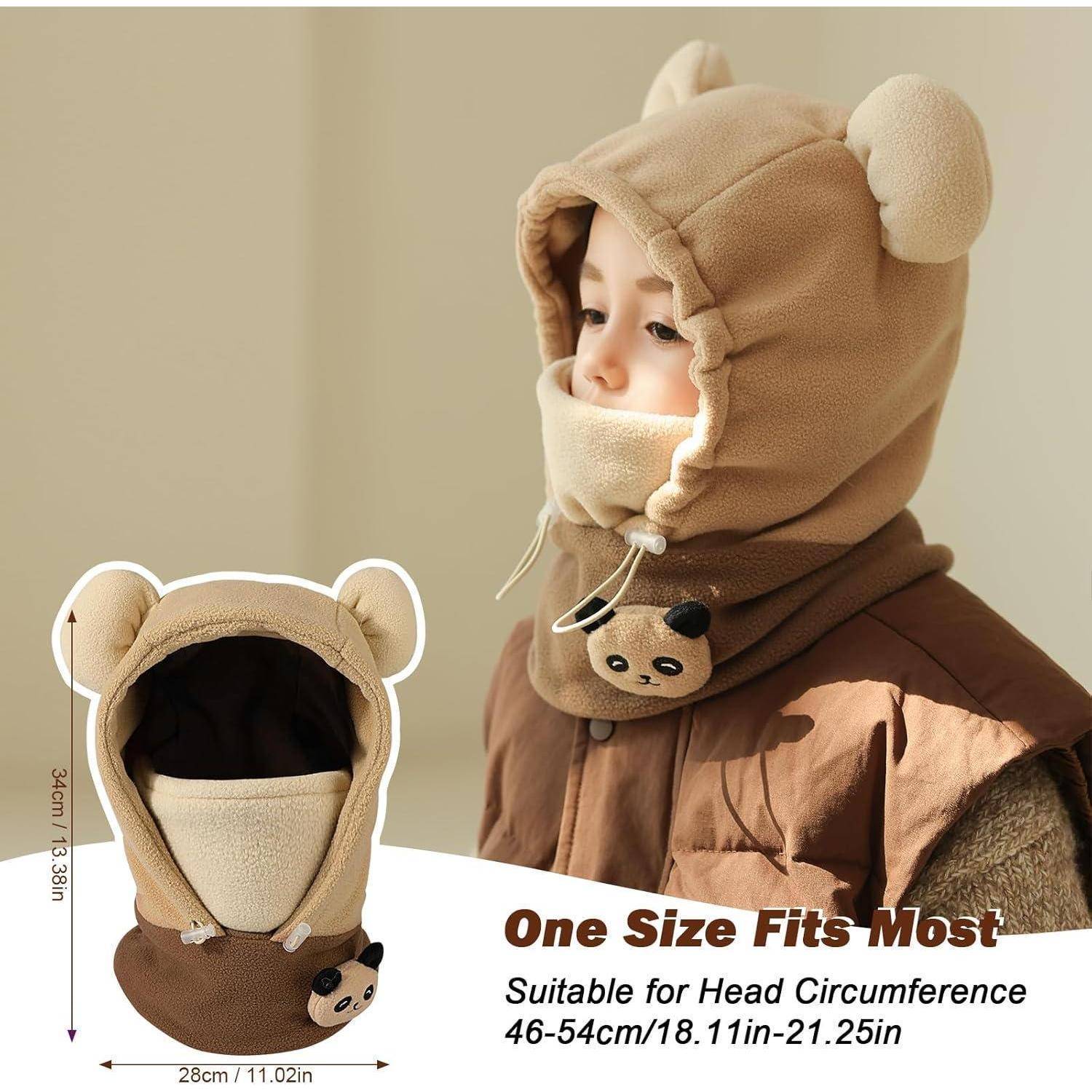 Produktbild einer beigefarbenen Wintermütze mit Bärenohren und einem Nackenaufwärmer auf einem Kind, mit der Aufschrift „One Size Fits Most" (Größe für die meisten) und geeignet für einen Kopfumfang von 46–54 cm.