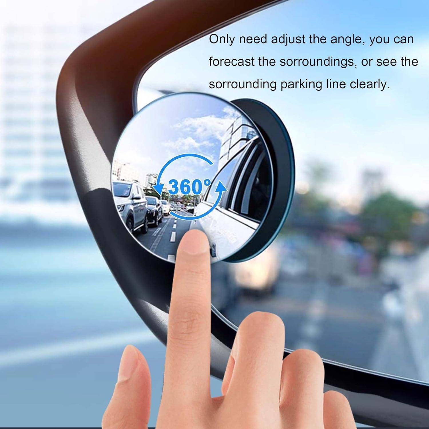 Autoseitenspiegel mit 360° verstellbarer Totwinkelansicht, gezeigt durch einen Finger, der den Spiegel dreht, um den umliegenden Verkehr und Parkplatzmarkierungen freizulegen.