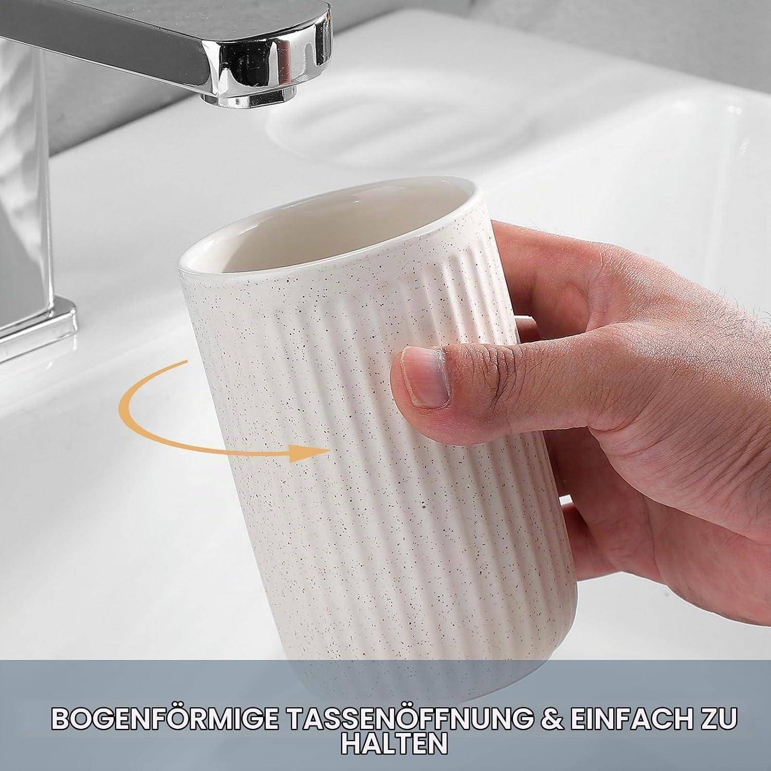 Hand, die eine strukturierte Keramiktasse unter einem Wasserhahn hält, zeigt ihre geschwungene Öffnung zum einfachen Greifen und Gießen.