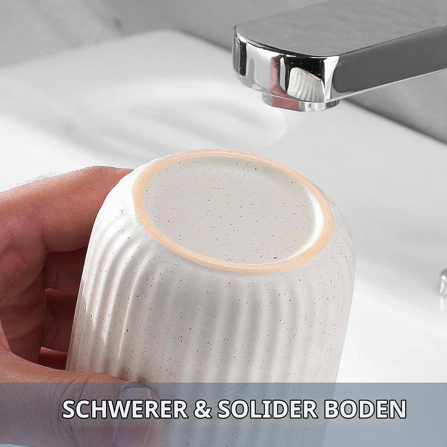 Hand hält eine weiße Keramiktasse unter einem Wasserhahn, zeigt einen dicken, massiven Boden; Text lautet „SCHWERER & SOLIDER BODEN