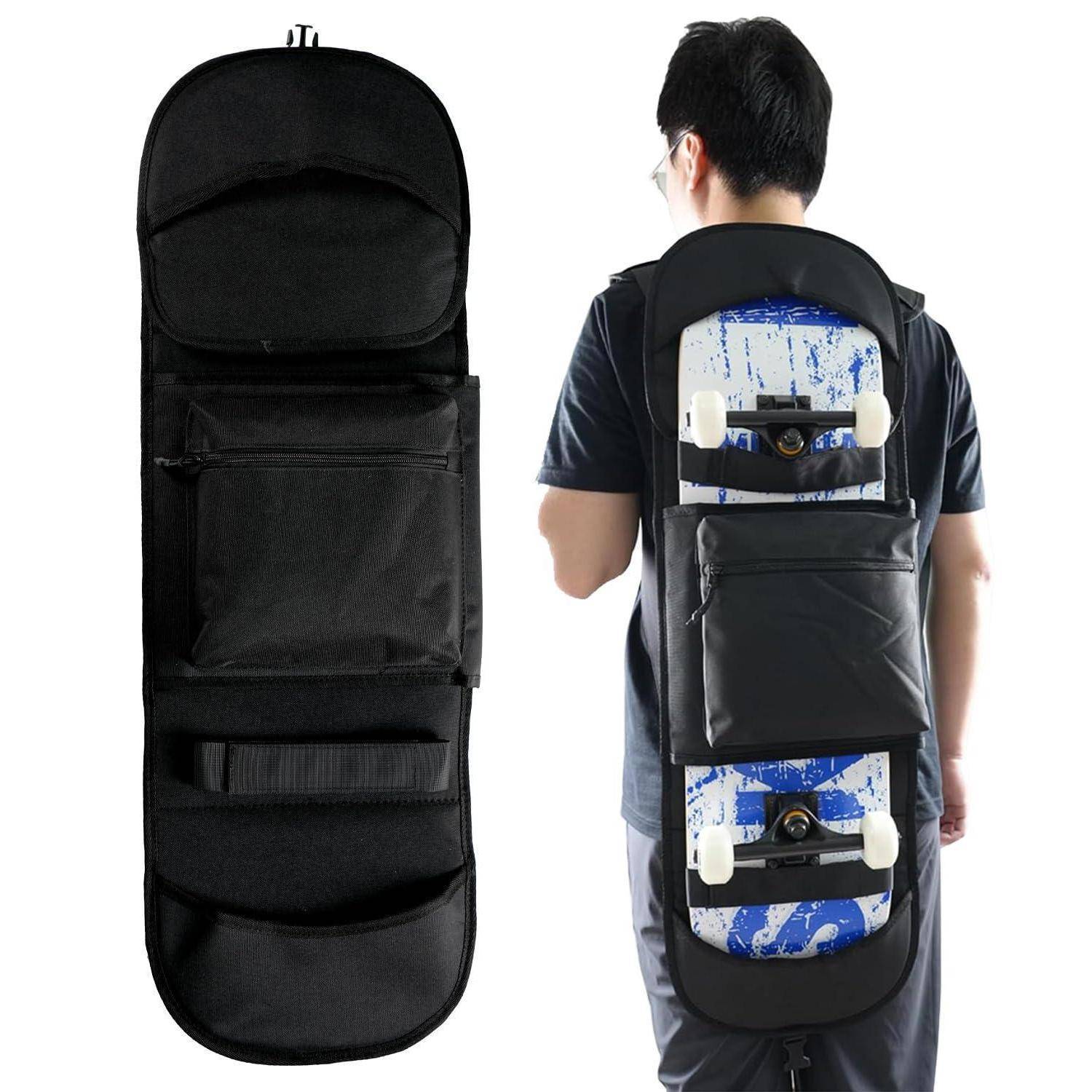 Schwarzer Skateboard-Rucksack mit integriertem Board-Träger und Vordertasche, geschlossen gezeigt und getragen mit einem Skateboard, das auf der Rückseite befestigt ist.
