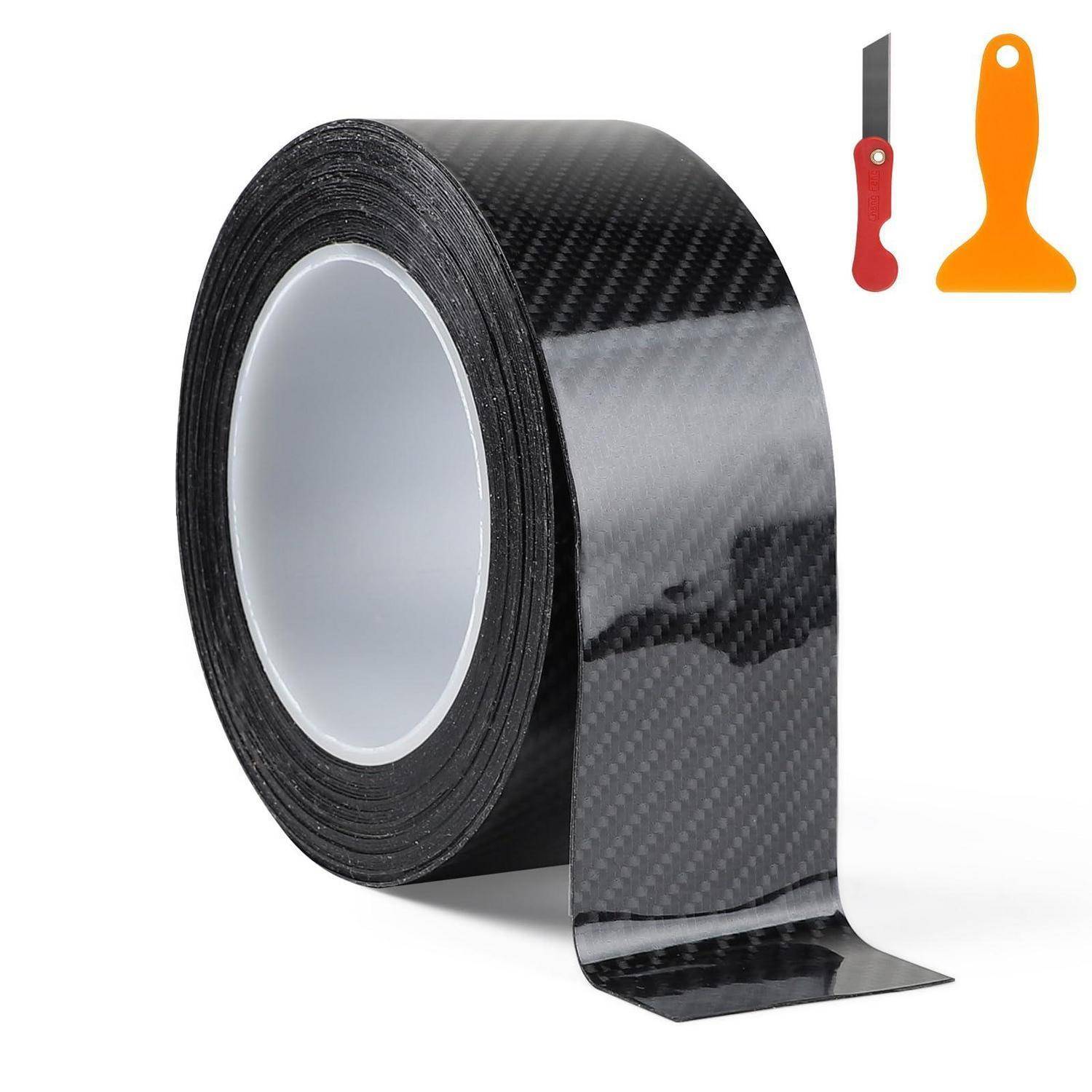 Rolle schwarzes Klebeband im Kohlefaser-Stil mit einem lockeren Streifen und zwei mitgelieferten Schabern, einer rot und einer orange.