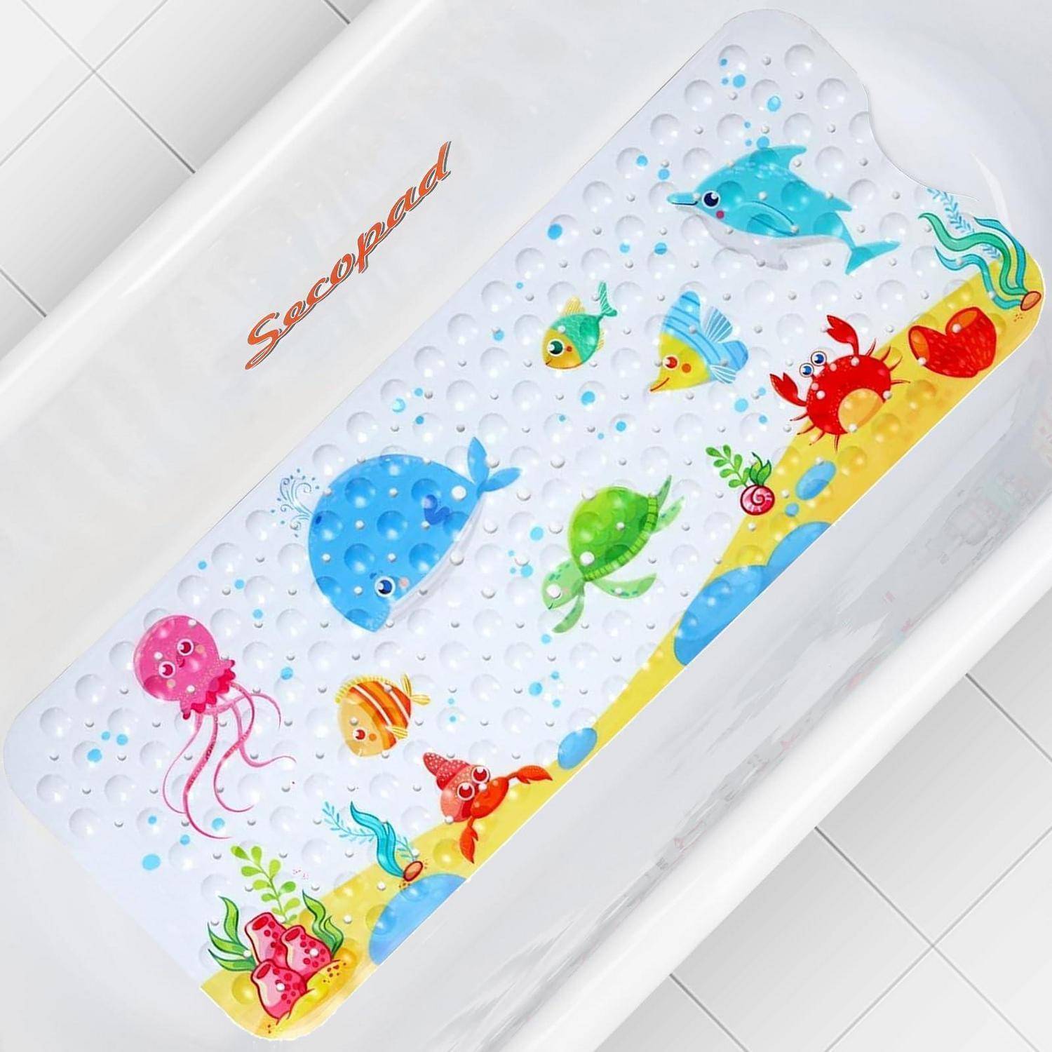 Farbenfrohe Badewannenmatte für Kinder mit Saugnäpfen und Illustrationen von Meerestieren, beschriftet mit „Scooped