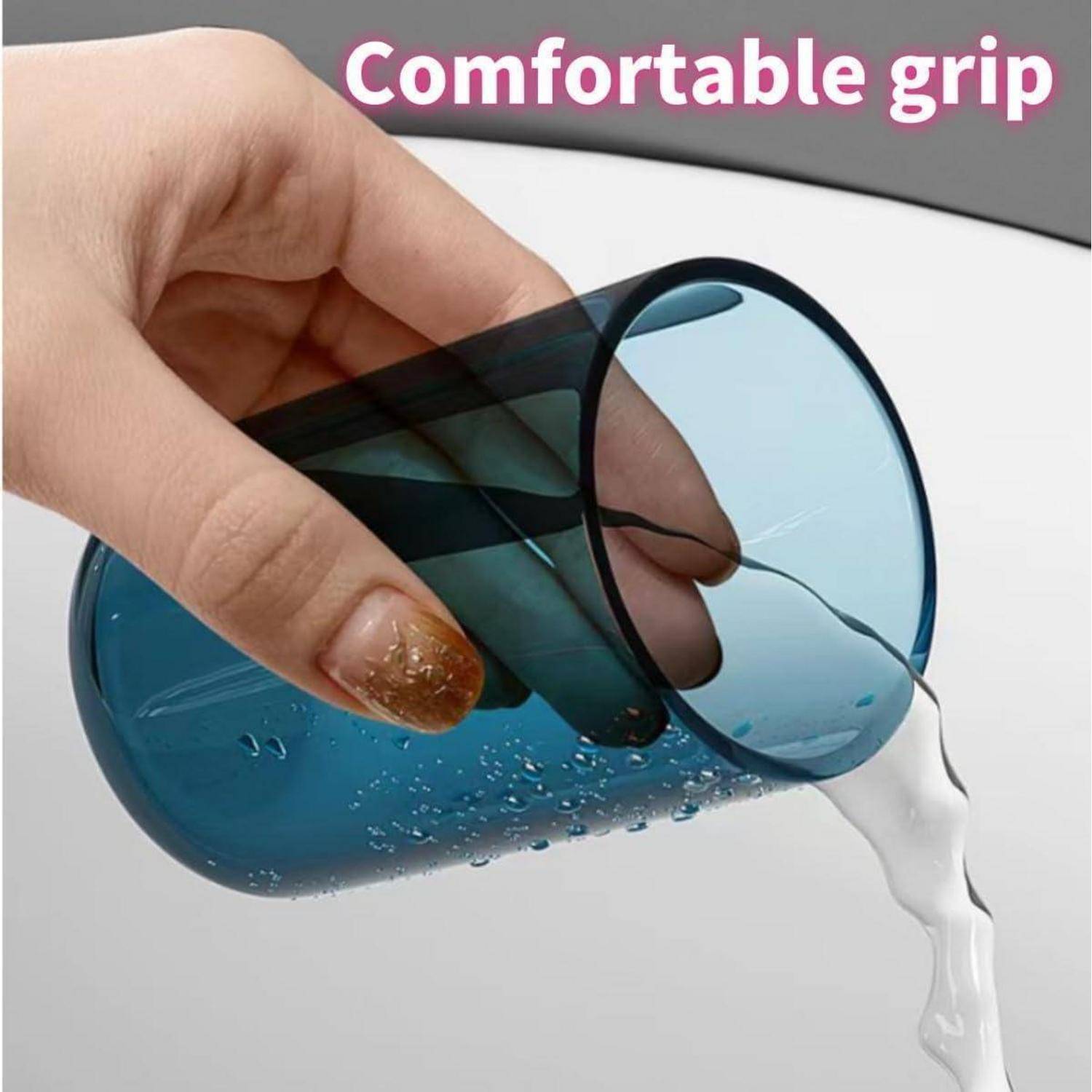 Eine Hand, die eine blaue Tasse mit ergonomischem Griff hält, während Wasser herausfließt, demonstriert ein verschüttungsresistentes Design.