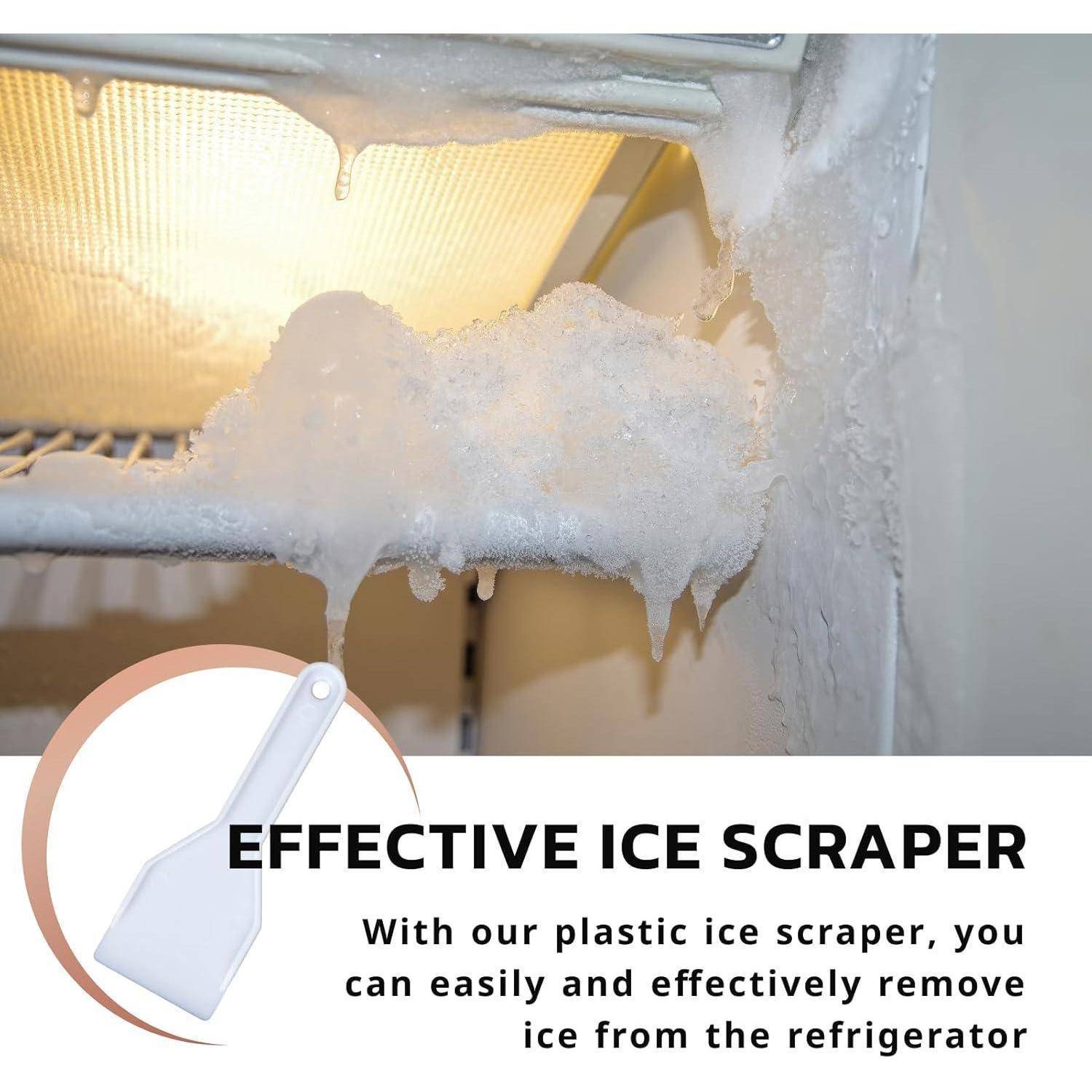 Kühlschrankinneres mit starker Reifablagerung und einem Symbol für einen Kunststoff-Eiskratzer, das die einfache Eisentfernung aus dem Kühlschrank fördert.