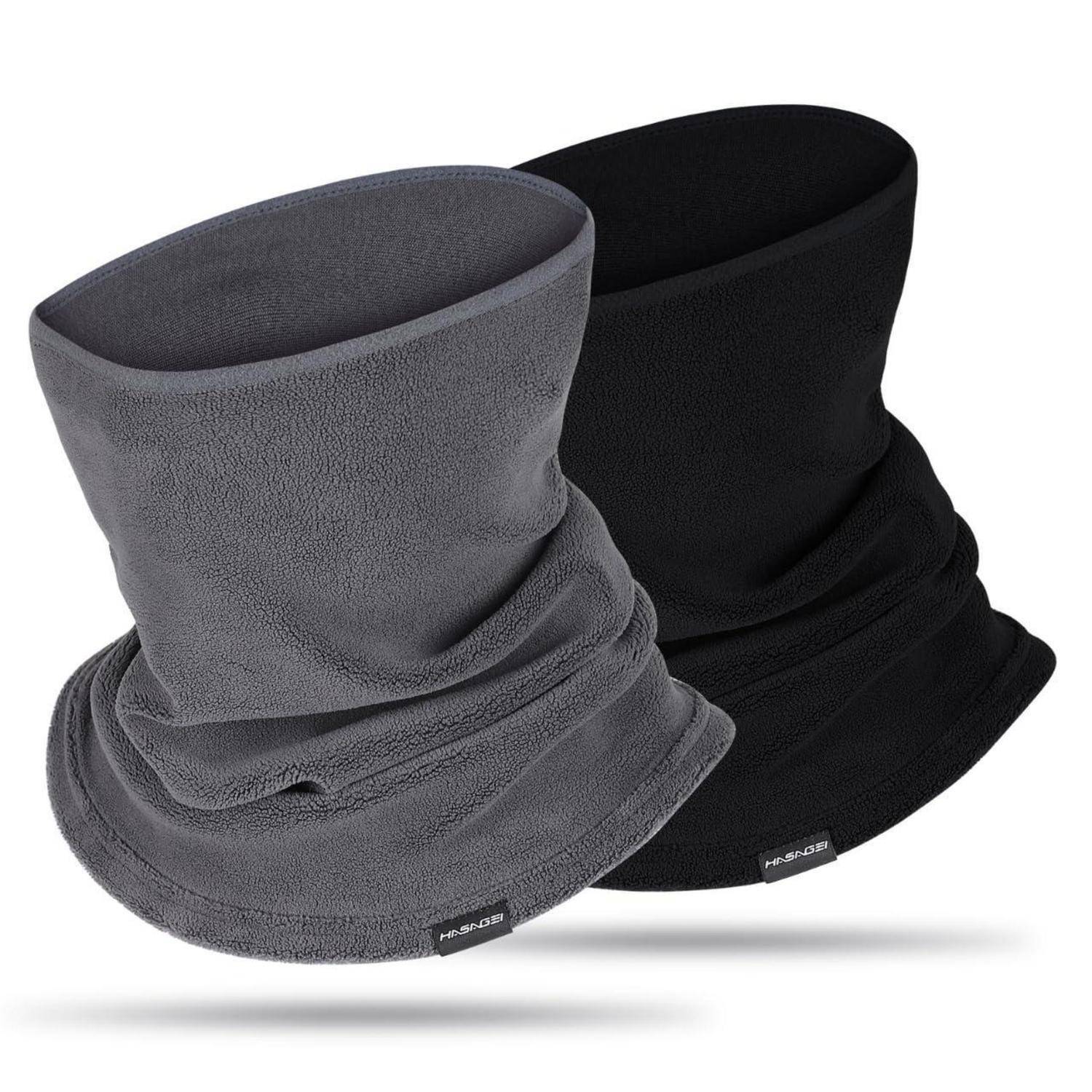 Zwei Fleece-Halstücher, eines grau und eines schwarz, auf weißem Hintergrund gezeigt.