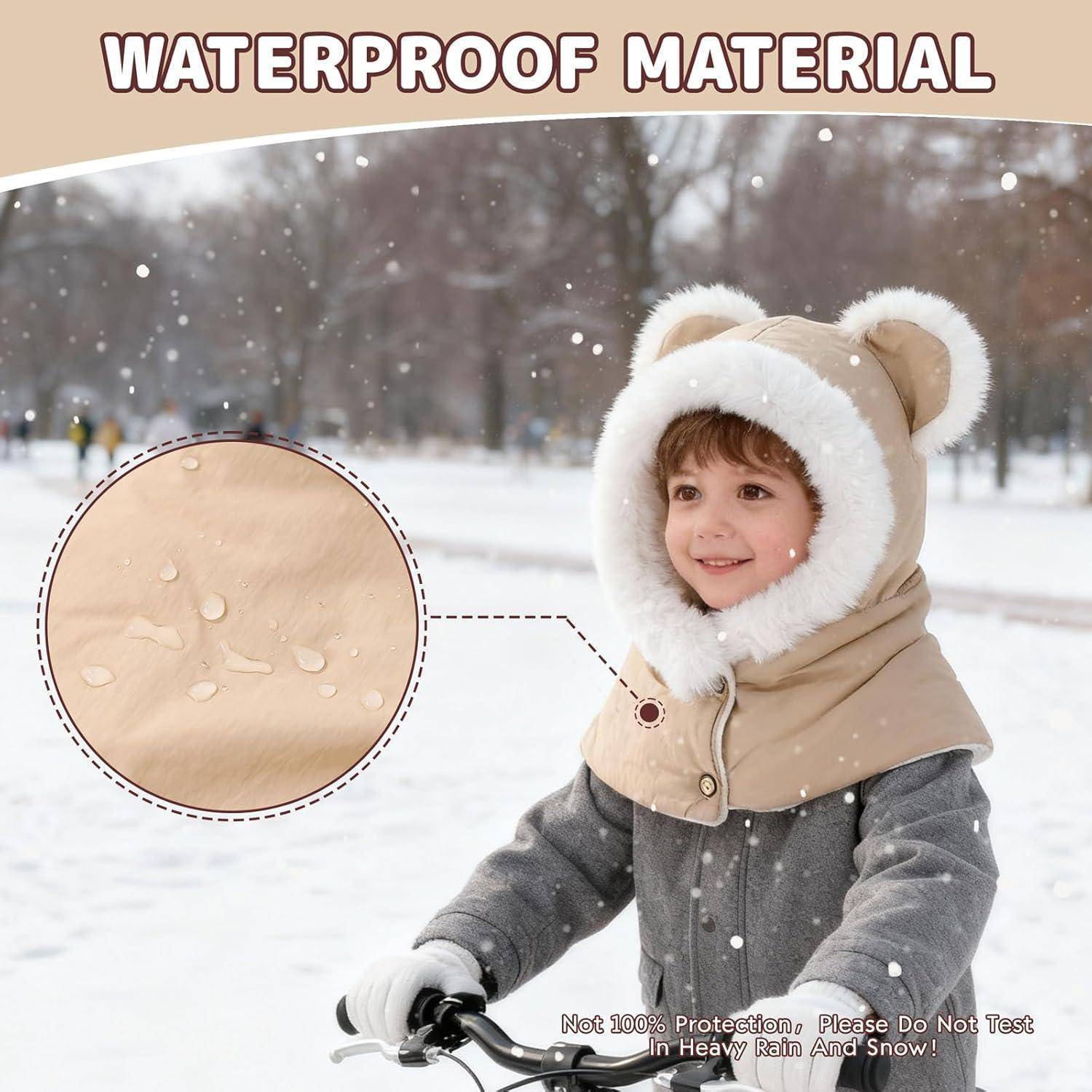 Kind in Wintermütze mit Kapuze und Schal, das im Schnee steht, mit Vergrößerung, die wasserdichtes Material zeigt, und Text „WASSERDICHTES MATERIAL