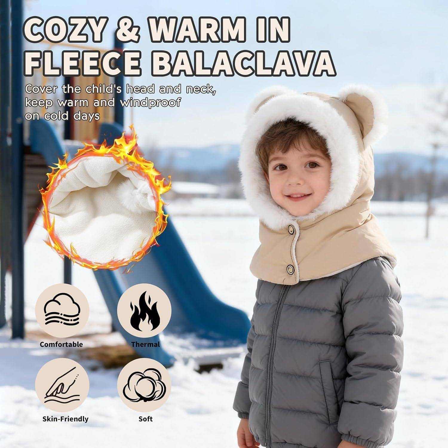 Kind in beiger Fleece-Sturmhaube und grauem Mantel draußen im Schnee, mit Werbetexten „GEMÜTLICH UND WARM IN FLEECE-STURMHAUBE