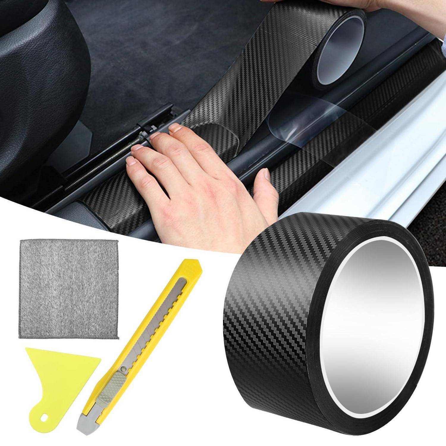 Hand beim Anbringen einer Kohlefaser-Vinyl-Folie im Auto, mit einer Rolle, einem Tuch und einem Universalmesser als Installationswerkzeuge.