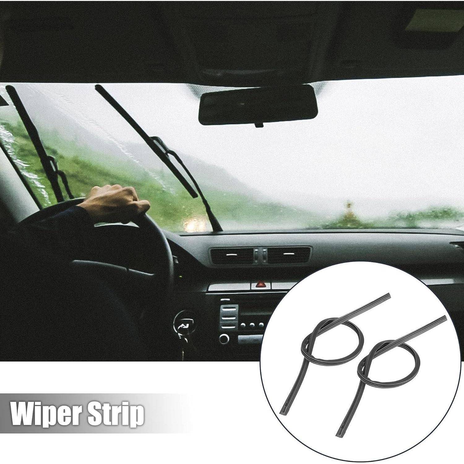 Fahrer, der durch eine regennasse Windschutzscheibe sichtbar ist, mit einer beschrifteten Vergrößerung, die zwei Ersatz-Wischergummis für Scheibenwischer zeigt.