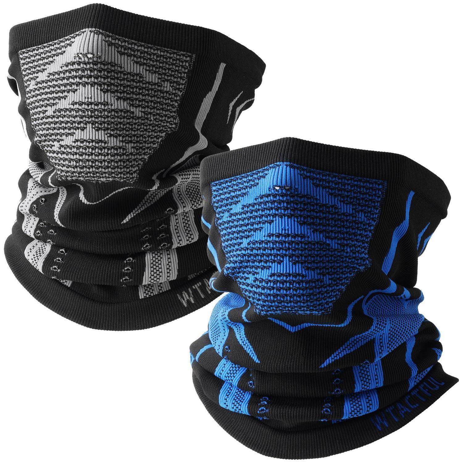 Zwei gestrickte Halswärmer, einer in Schwarz und Grau und einer in Schwarz und Blau, vor weißem Hintergrund dargestellt.