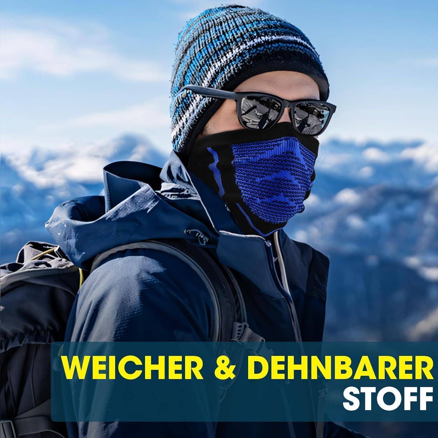 Ein Winterspirtmodell mit Mütze, Sonnenbrille, Gesichtsbedeckung und Rucksack steht vor verschneiten Bergen mit dem Text „WEICHER & DEHNBARER STOFF