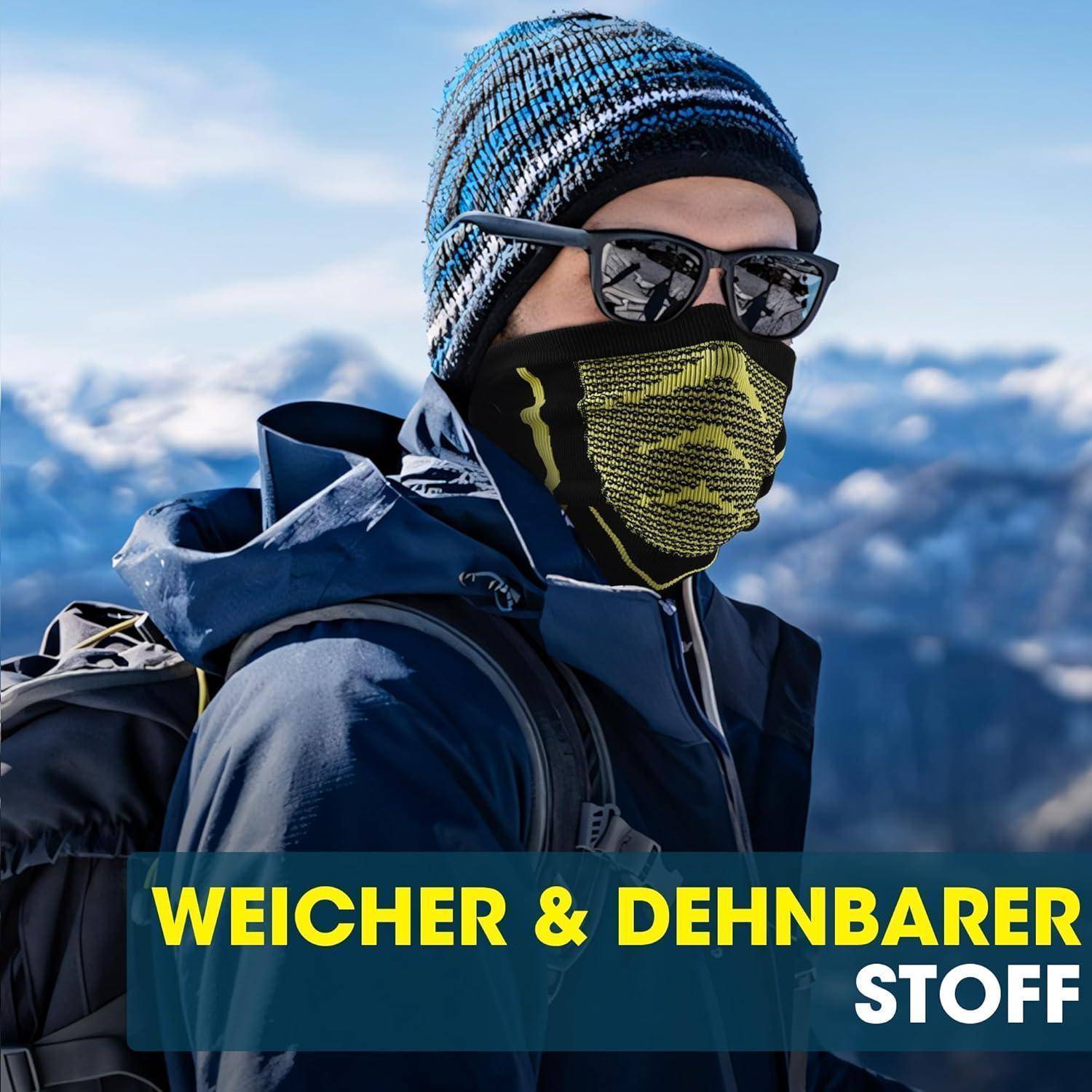 Person in Winterkleidung mit Sonnenbrille und gemustertem Gesichtsschutz, mit fettgedrucktem Text-Overlay, das „WEICHER & DEHNBARE(R) STOFF