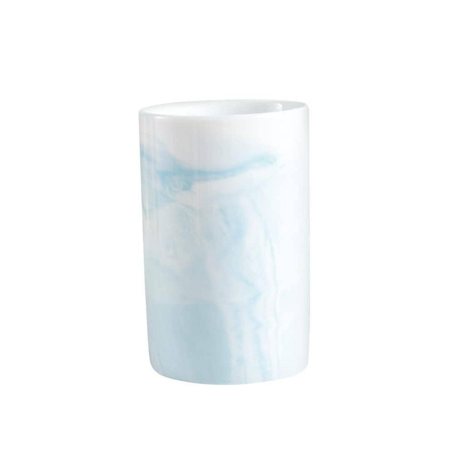 Weißer zylindrischer Becher mit hellblauen marmorierten Mustern auf einfachem weißem Hintergrund.