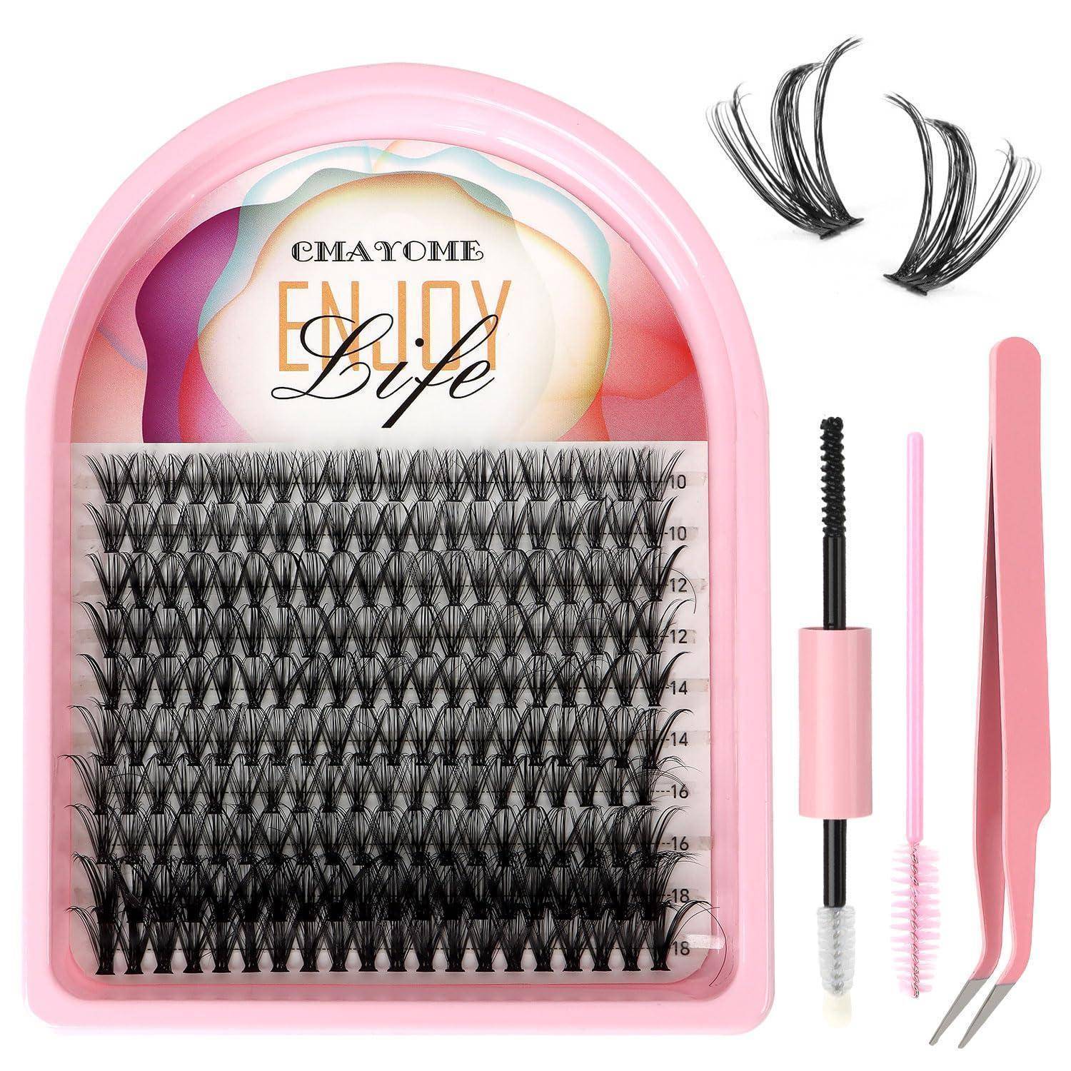 Kit für rosa Wimpernverlängerungen mit Tabletts voller Wimpern, zwei Wimpernfächern, Applikator-Pinzetten und Mascara-/Reinigungsbürsten auf weißem Hintergrund.