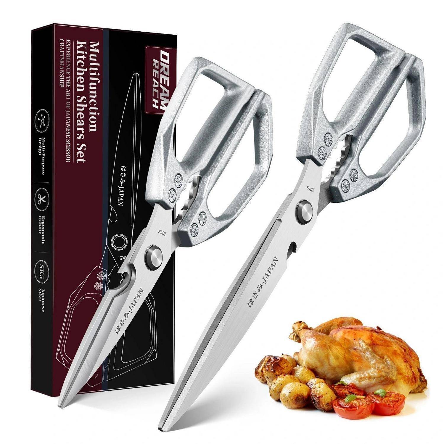 Küchenscheren-Set mit zwei silbernen Scheren, Verpackungsbox und Verwendung zum Schneiden von Lebensmitteln, dargestellt mit gebratenem Huhn und Gemüse.
