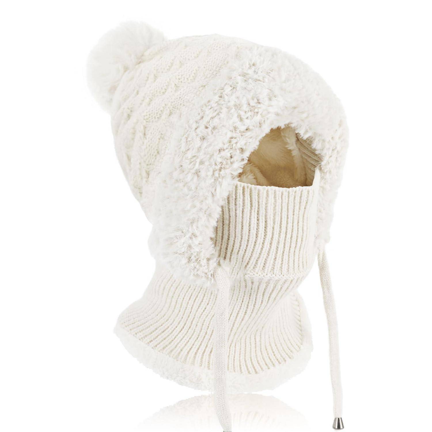 Weiße Strickmütze mit Kunstfellkapuze und geripptem Nackenwärmer auf weißem Hintergrund.