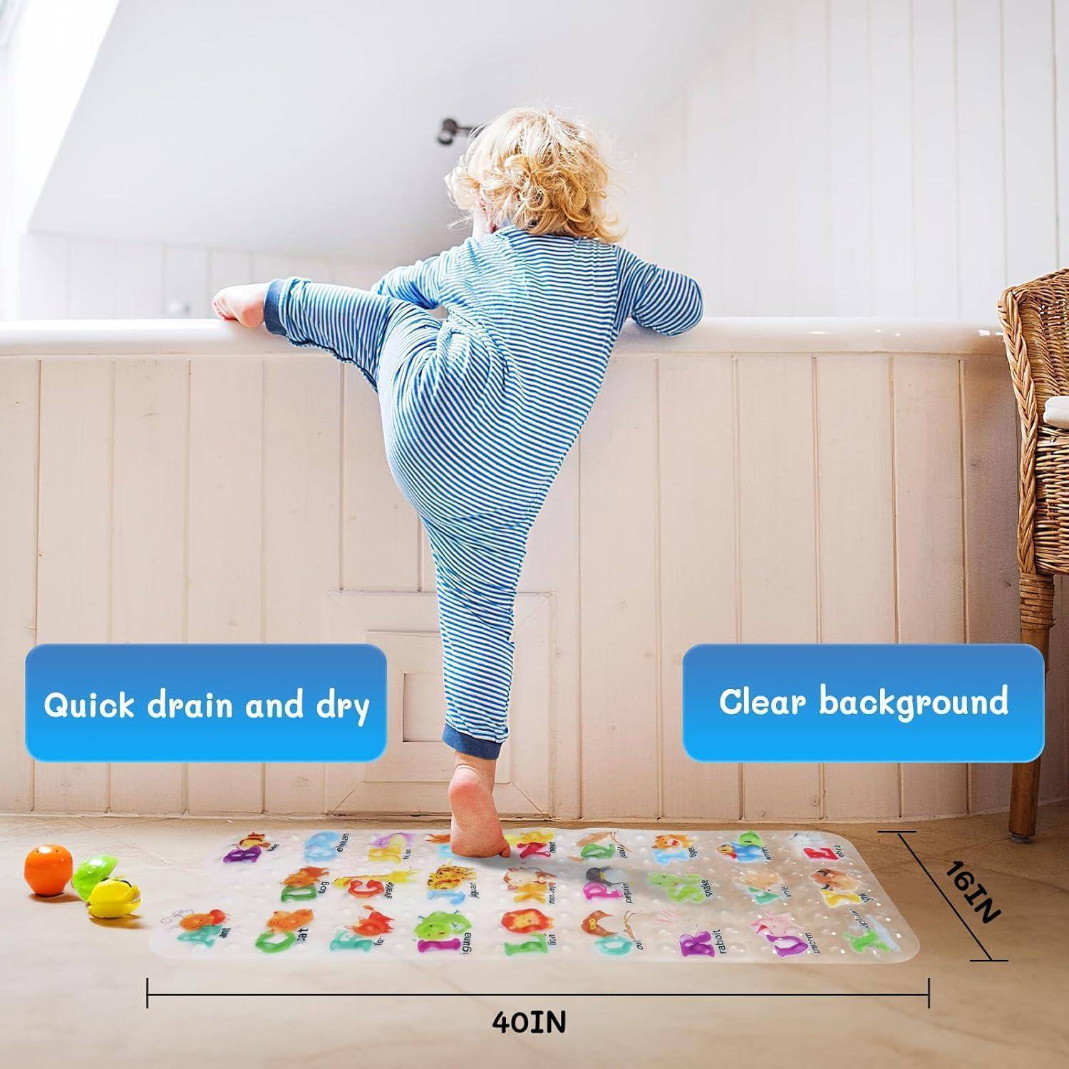 Kind in blau gestreiftem Schlafanzug tritt über eine bunte Bodenmatte; Beschriftungen zeigen 