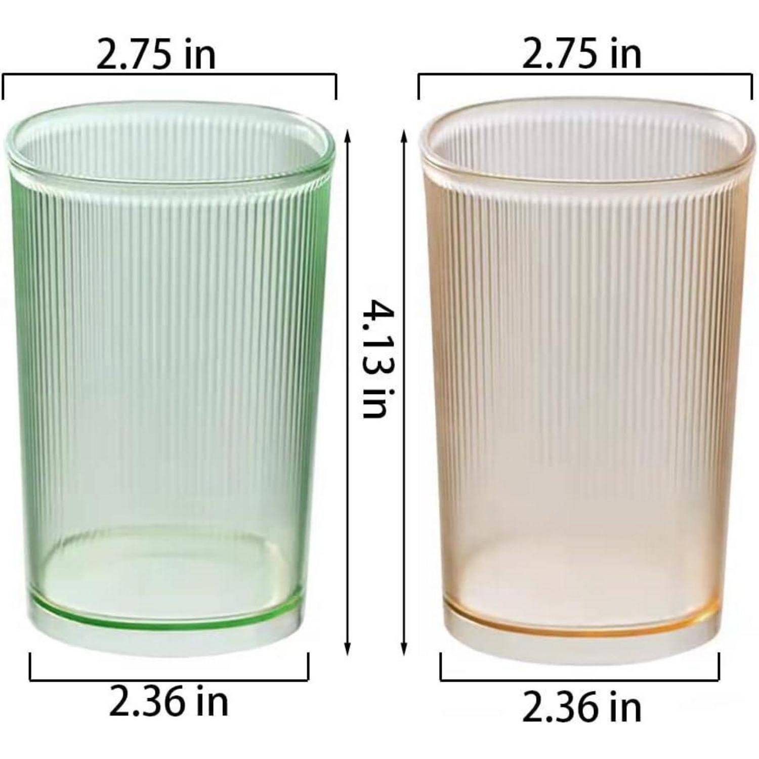 Zwei gerippte Trinkgläser nebeneinander dargestellt, jeweils 4,13 Zoll hoch, 2,75 Zoll breit oben und 2,36 Zoll an der Basis; eines grün, eines beige.