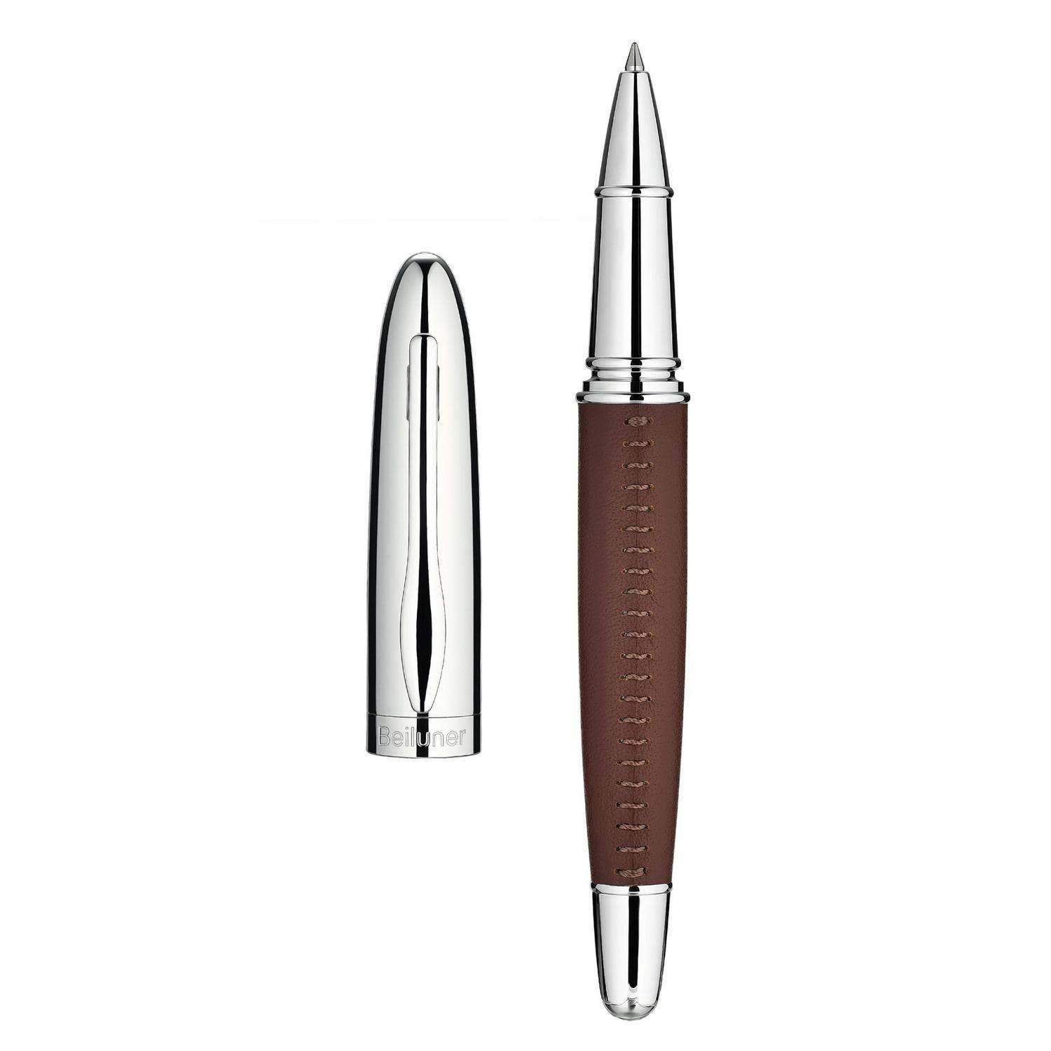 Chromestift mit braunem Ledergriff und passendem Verschluss, gezeigt neben dem offenen Stift auf weißem Hintergrund.