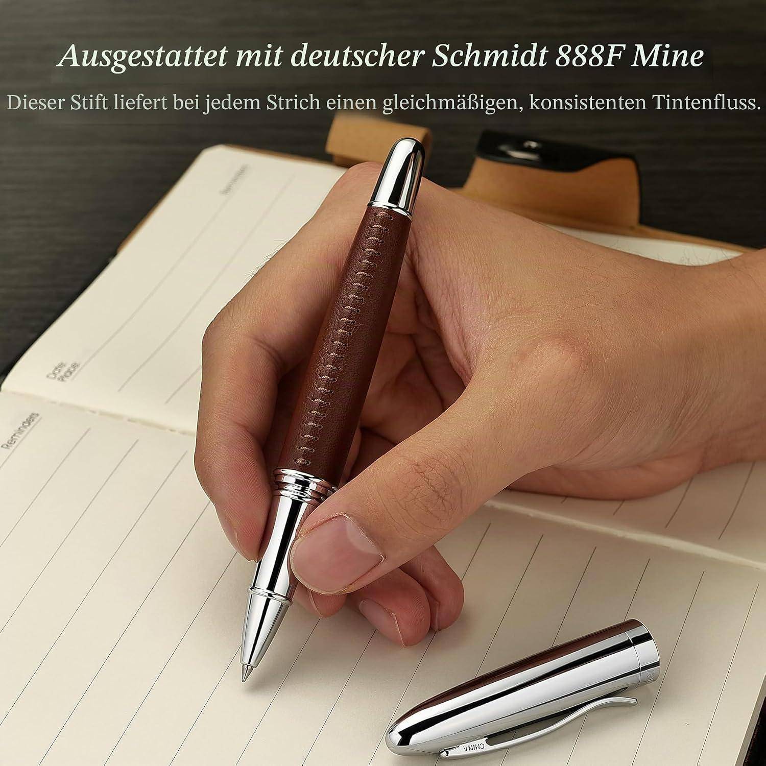 Hand hält einen braunen Stift über einem offenen linierten Notizbuch, mit deutschem Text oben, das einen Schmidt 888F-Stift bewirbt und gleichmäßigen Tintenfluss fördert.