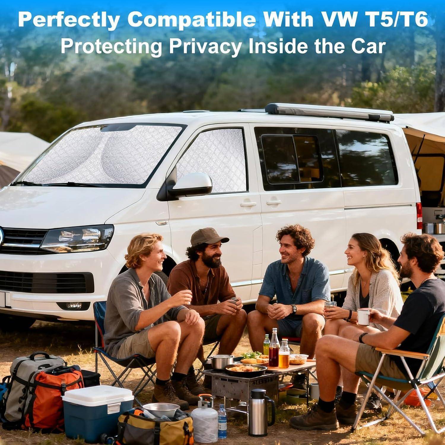 Fünf Personen campen neben einem weißen VW-Transporter mit Fensterabdeckungen; der Text lautet „Perfekt kompatibel mit VW T5/T6