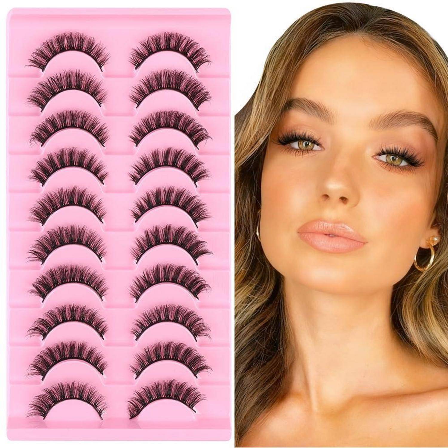 Pinkes Tablett mit künstlichen Wimpern neben einer Nahaufnahme einer Frau, die dramatische Wimpernverlängerungen oder Make-up trägt.